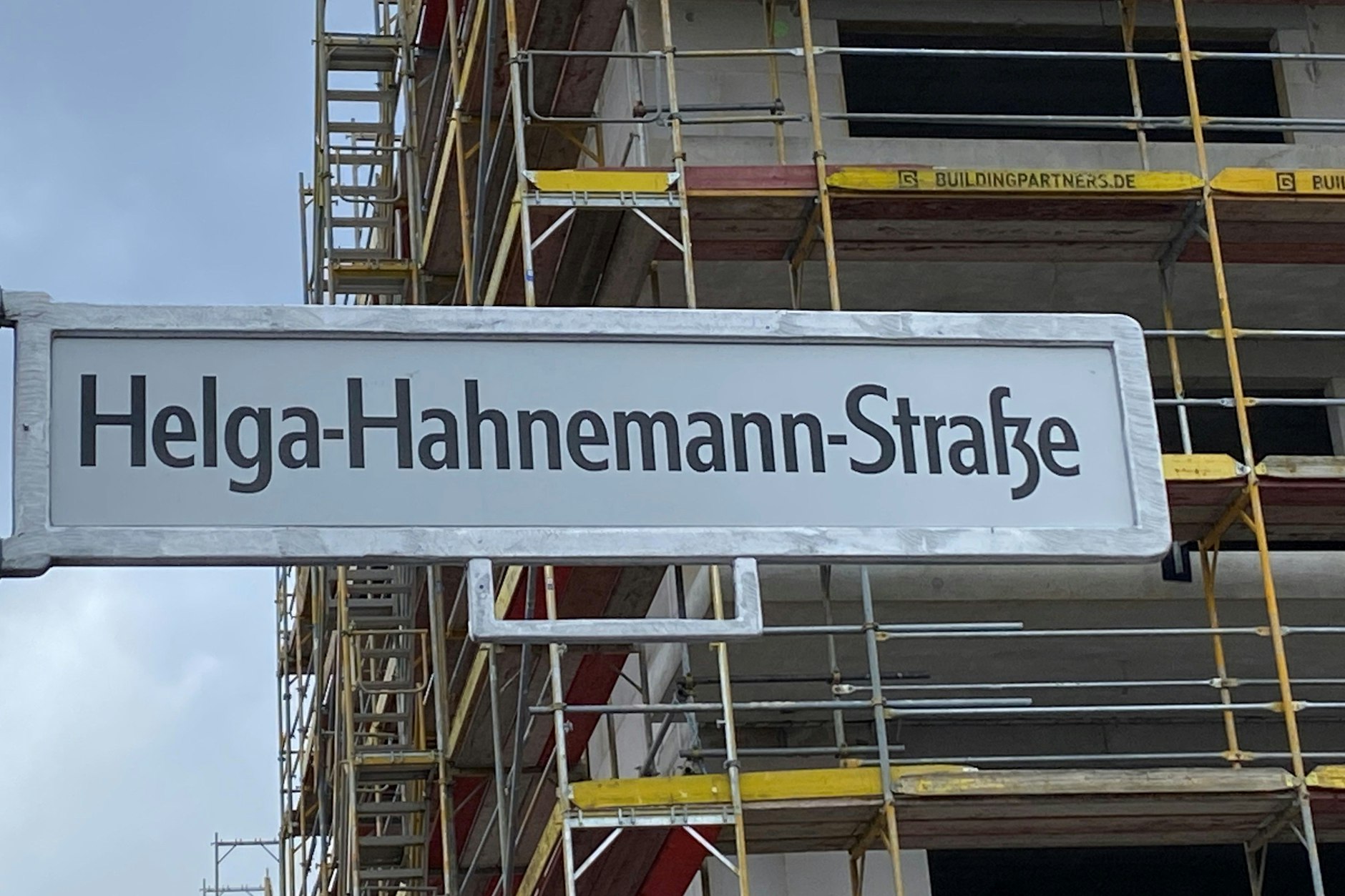 Das Schild wurde schon angebracht: Berlin hat nun nach langem Hin und Her endlich eine Helga-Hahnemann-Straße. Sie befindet sich in einem Wohnviertel, das in Treptow gebaut wird. 