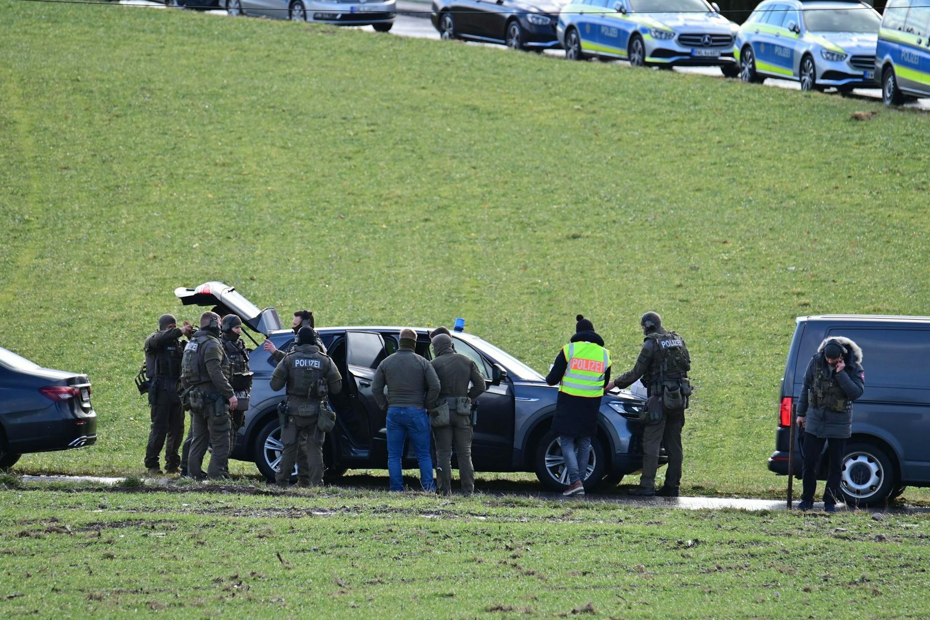 Mitglieder eines Spezialeinsatzkommandos der Polizei besprechen sich nach der eskalierten Zwangsräumung. Foto: Roland Sprich/Südkurier/dpa