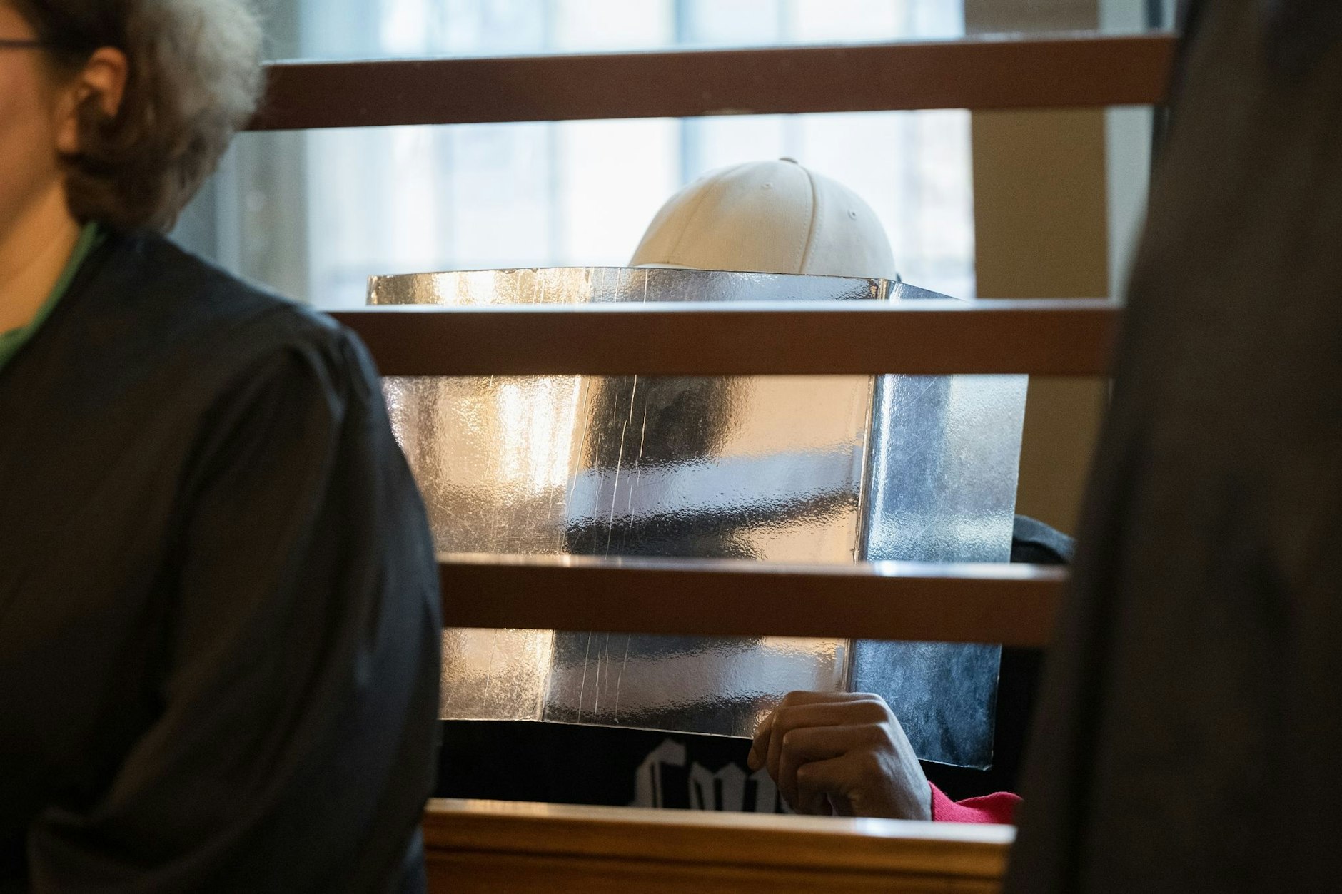 Einer der Angeklagten beim Prozess um die mutmaßliche Gruppen-Vergewaltigung in einem Berliner Park.