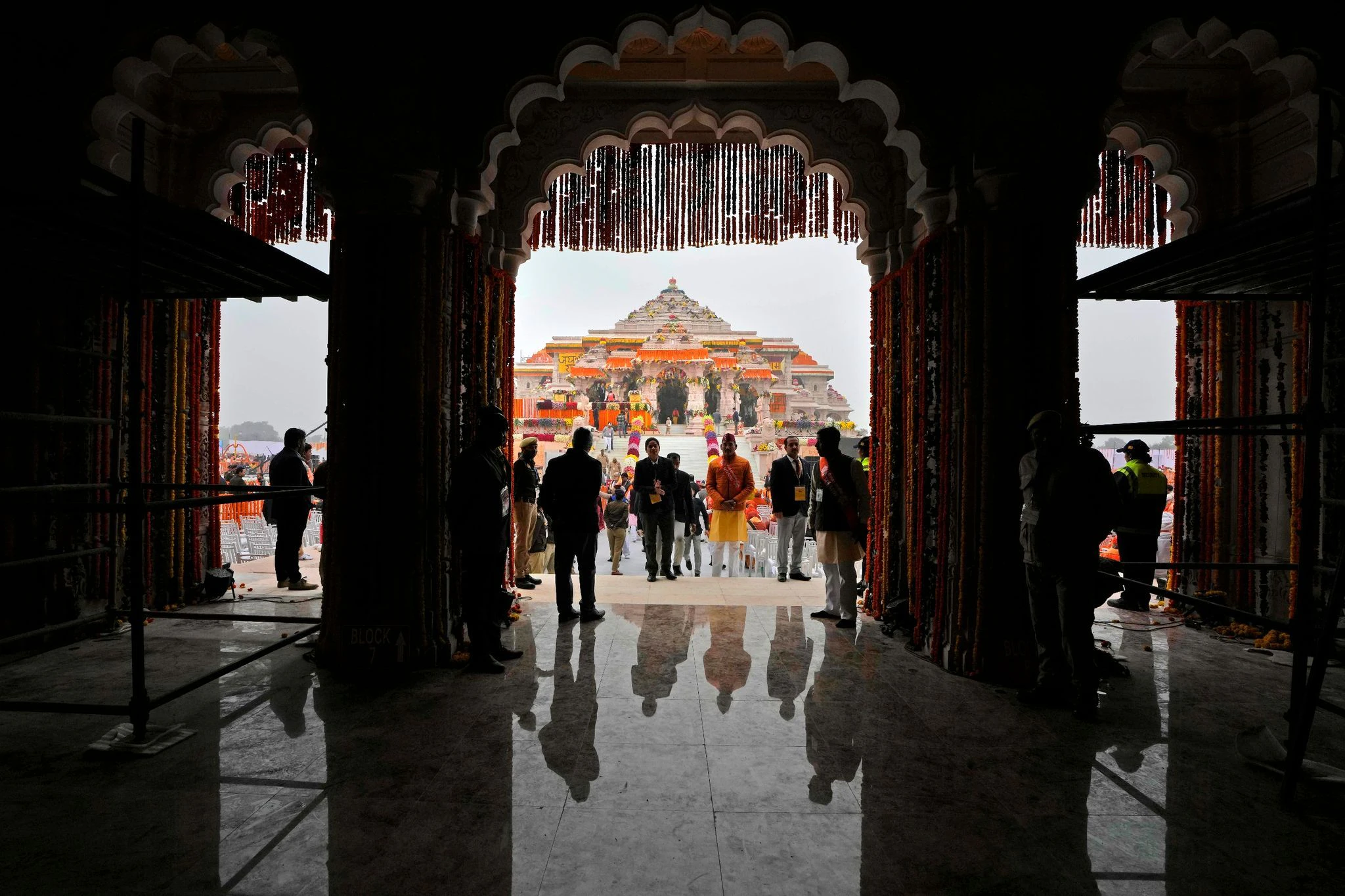 Menschen kommen zur Einweihung des Tempels des Hindu-Gottes Ram in Ayodhya im nordindischen Bundesstaat Uttar Pradesh. Zuvor stand an der Stelle des prächtigen Tempels eine Moschee aus dem 16. Jahrhundert, die im Dezember 1992 von einem hinduistischen Mob zerstört wurde.  