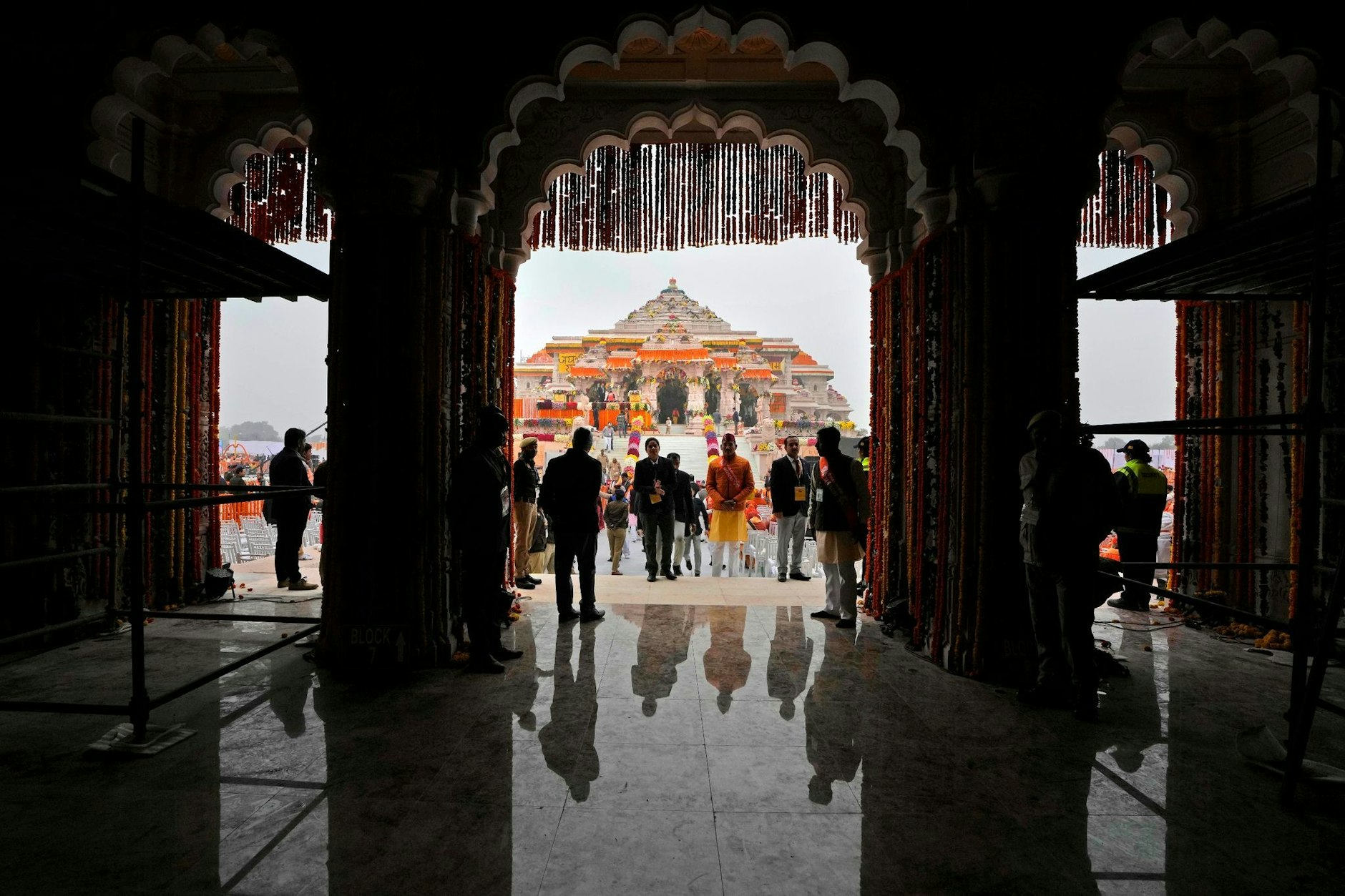 Menschen kommen zur Einweihung des Tempels des Hindu-Gottes Ram in Ayodhya im nordindischen Bundesstaat Uttar Pradesh. Zuvor stand an der Stelle des prächtigen Tempels eine Moschee aus dem 16. Jahrhundert, die im Dezember 1992 von einem hinduistischen Mob zerstört wurde.