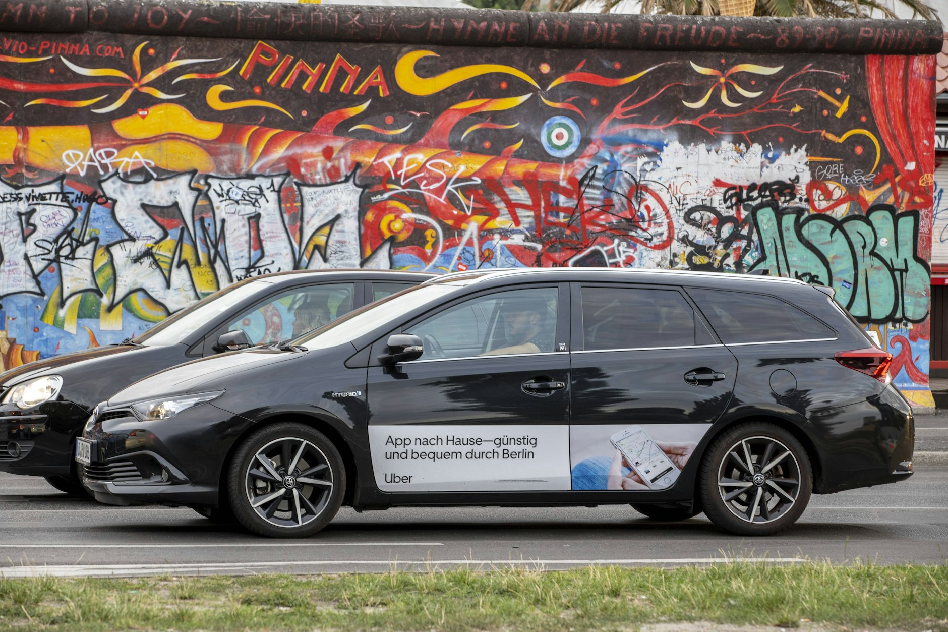 Bald wird die Mercedes-Benz-Arena in Berlin nach dem Taxi-Konkurrenten Uber benannt. Der Taxi-Verband ist entrüstet.