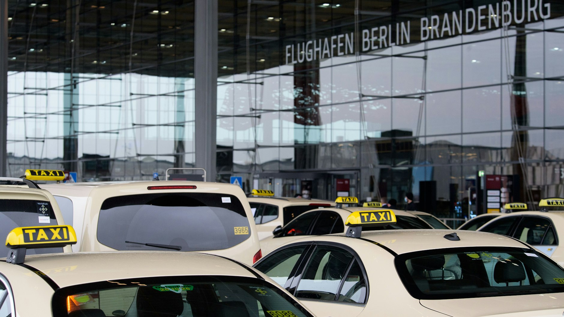 Die Berliner Taxifahrer sind entsetzt über die Umbenennung der Mercedes-Benz-Arena in Uber-Arena.