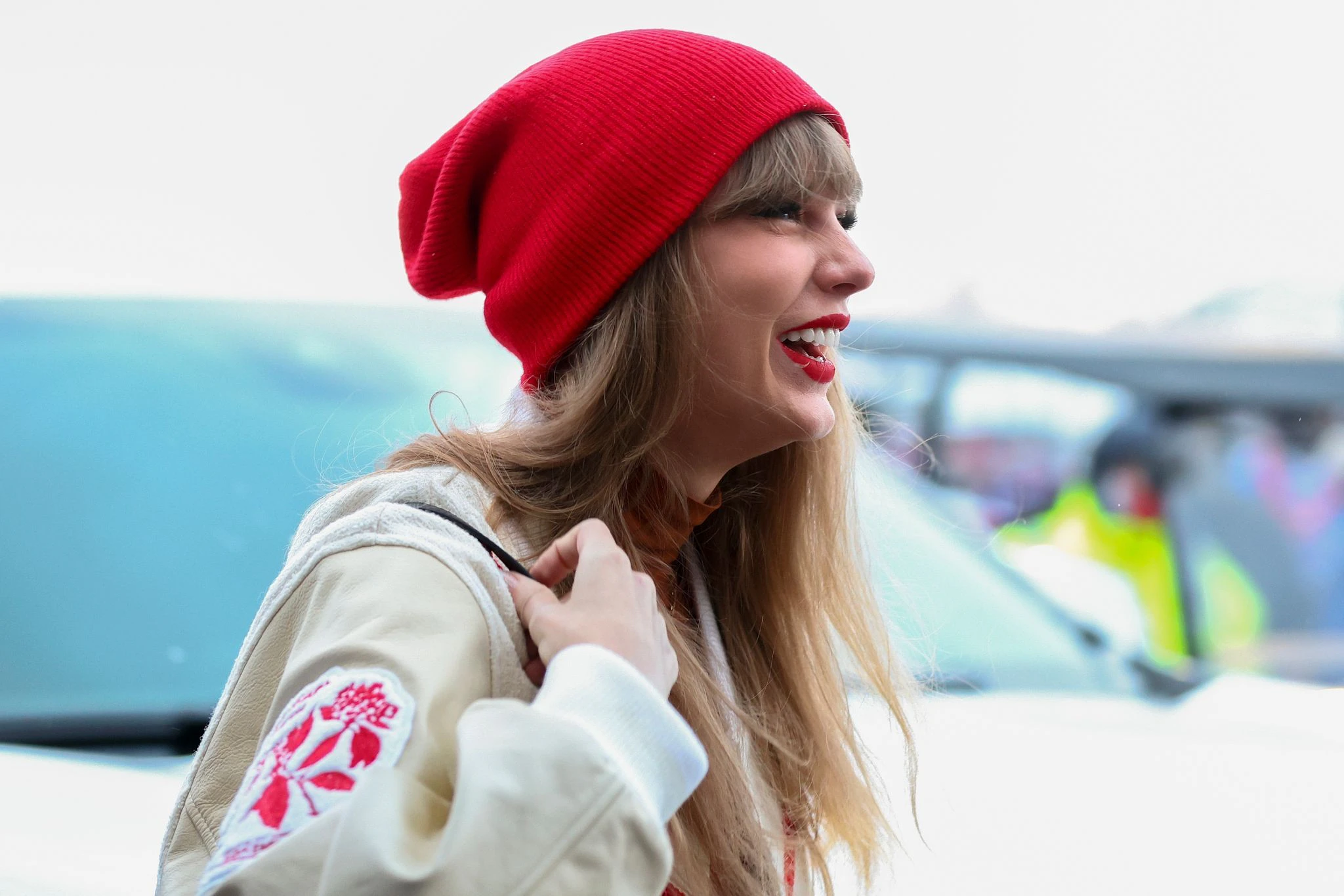 Popstar Taylor Swift ist seit einigen Monaten mit Footballspieler Travis Kelce zusammen. Dessen Team, die Kansas City Chiefs, gewinnen besonders gerne, wenn Swift sie anfeuert. Gegen die Buffalo Bills wurde die Sängerin wieder zum Glücksbringer.  