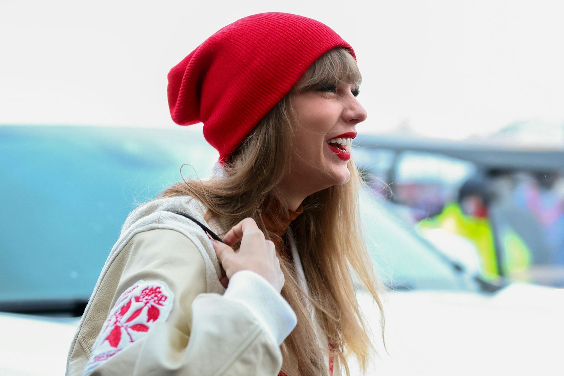 Popstar Taylor Swift ist seit einigen Monaten mit Footballspieler Travis Kelce zusammen. Dessen Team, die Kansas City Chiefs, gewinnen besonders gerne, wenn Swift sie anfeuert. Gegen die Buffalo Bills wurde die Sängerin wieder zum Glücksbringer.  