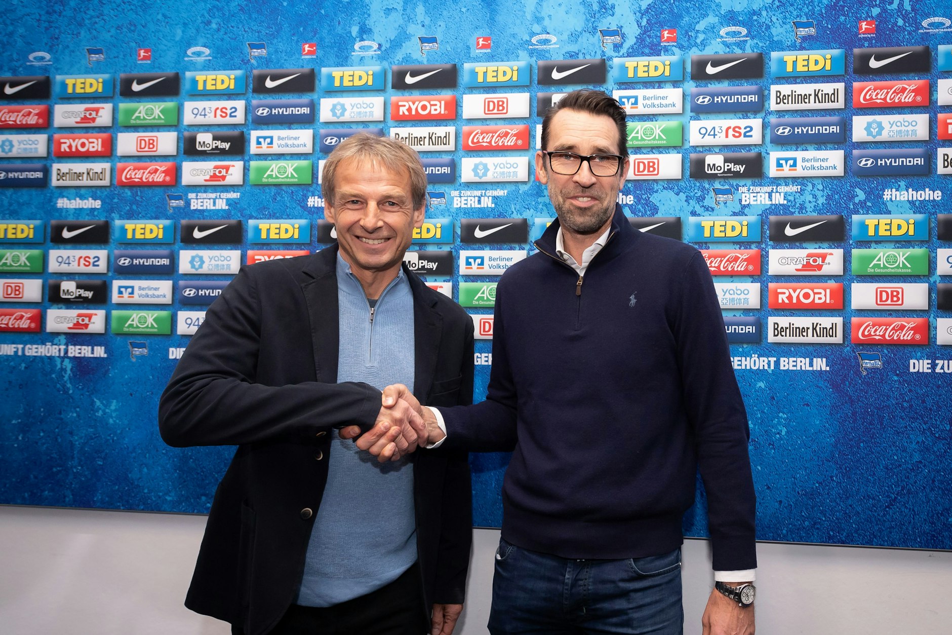 Ein Händedruck mit Folgen: Jürgen Klinsmann (59) und Michael Preetz (56) waren sich nie einig und stürzten Hertha BSC in die Krise.