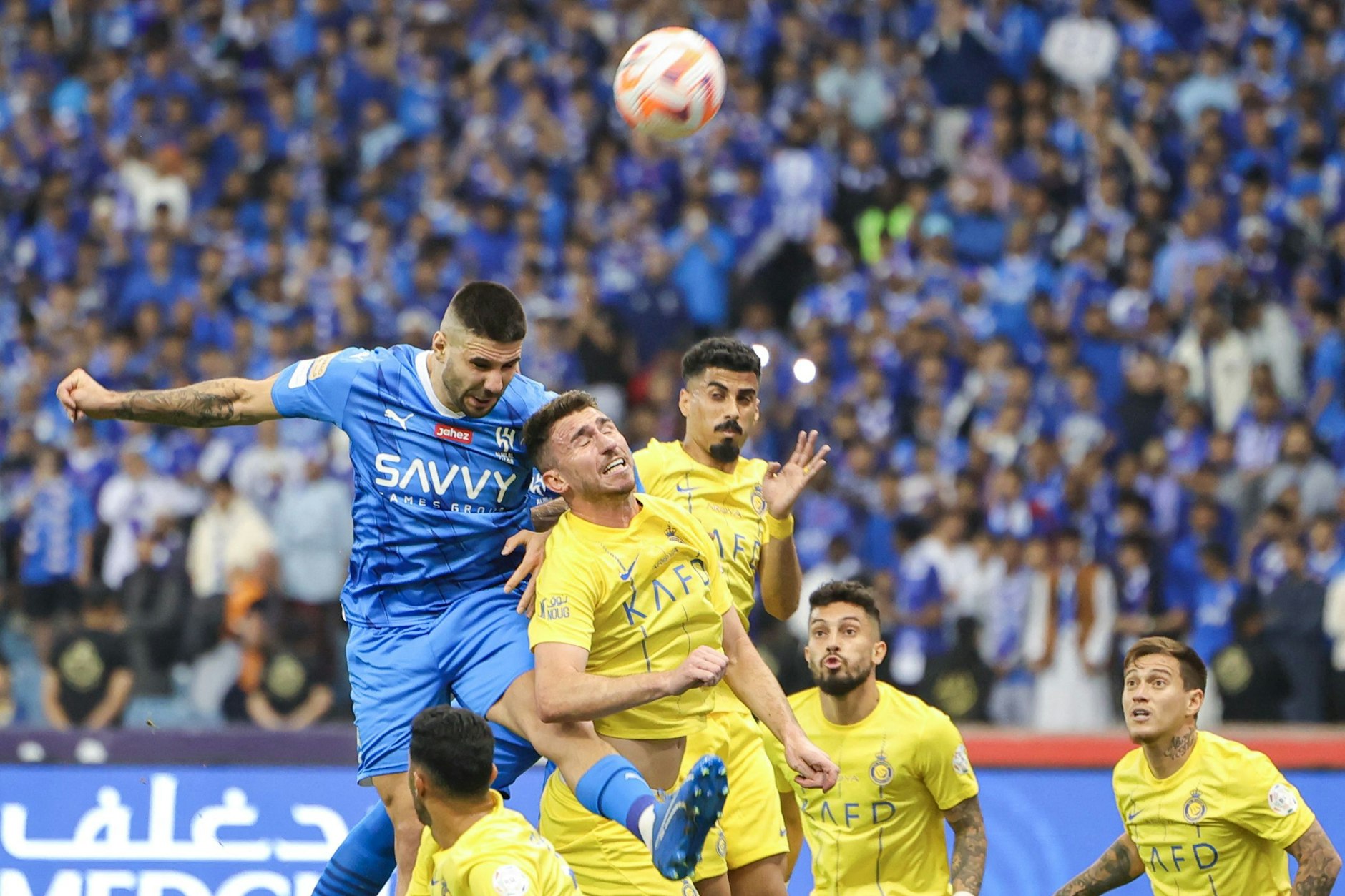 Al Hilals serbischer Stürmer Aleksandar Mitrovic (l.) springt beim Kopfball-Duell mit Spaniens Verteidiger Aymeric Laporte von Al-Nassr deutlich höher.