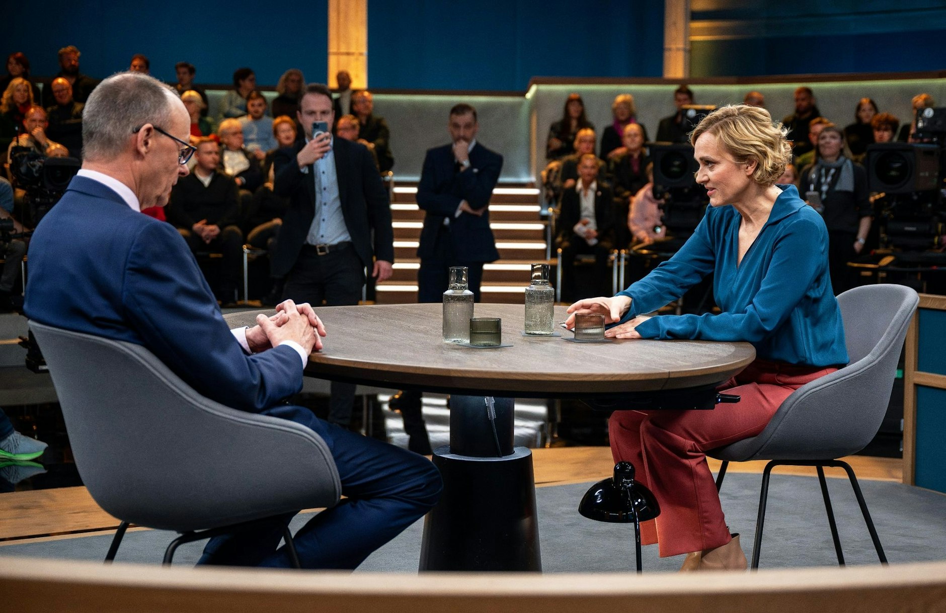 Caren Miosga hat die erste Ausgabe ihrer ARD-Polit-Talkshow präsentiert. Die frühere «Tagesthemen»-Moderatorin, die die Nachfolge von Anne Will antrat, begrüßte ihren ersten Gast: den CDU-Vorsitzenden Friedrich Merz.  