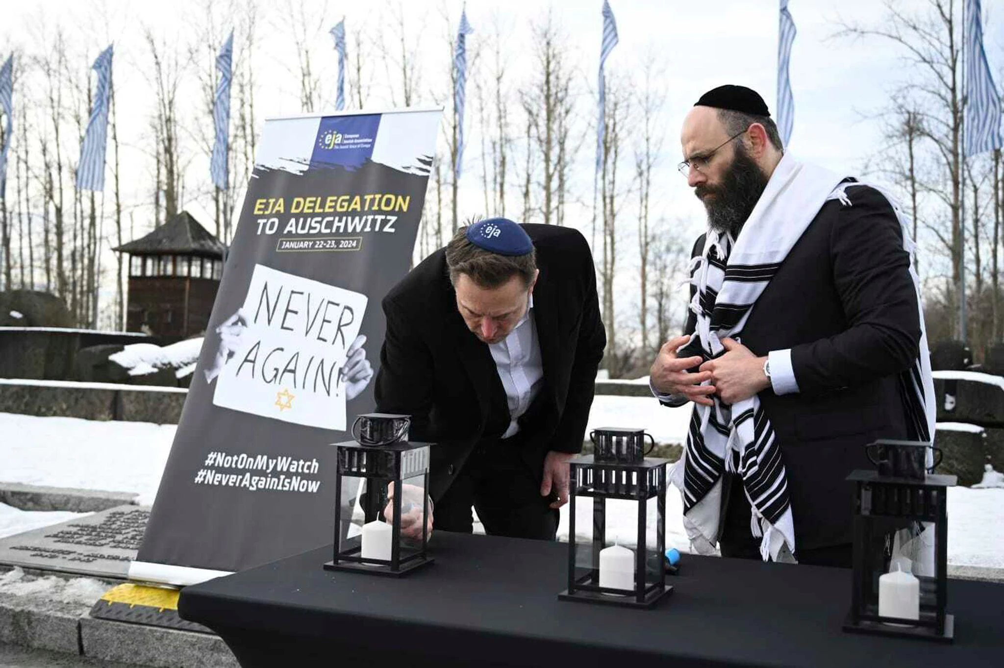 HANDOUT - Elon Musk (l) besucht die KZ-Gedenkstätte des deutschen Vernichtungslagers Auschwitz-Birkenau im polnischen Oswiecim. Zuvor ist der Unternehmer in die Kritik geraten, weil er antisemitische Inhalte verbreitet hatte.  