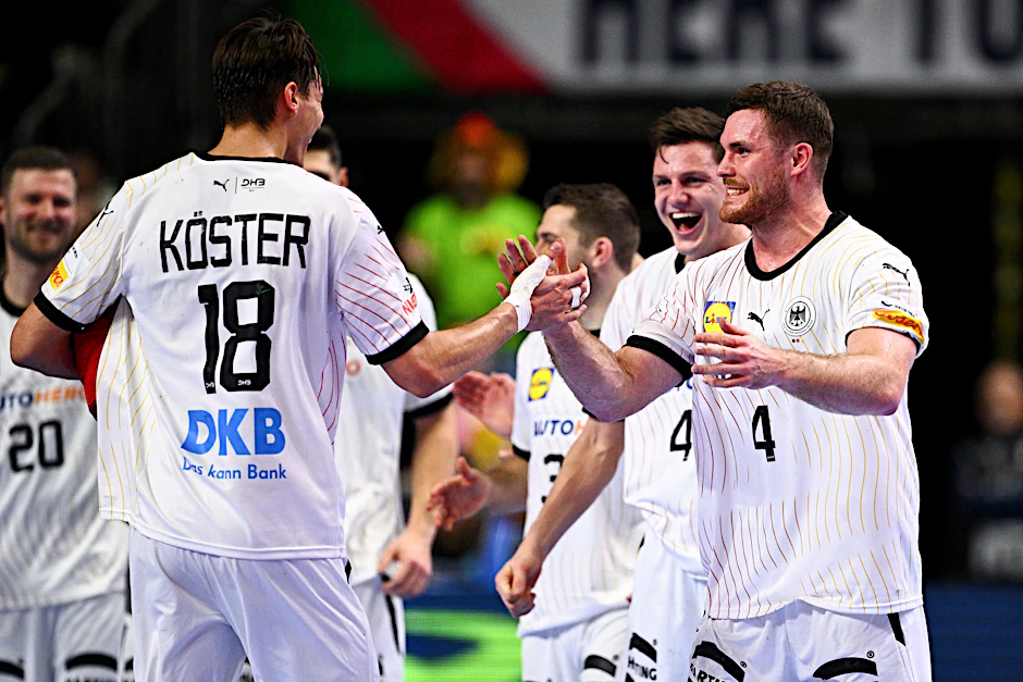 Erleichterung und Freude nach dem deutlichen Sieg gegen Ungarn waren bei Deutschlands Handballern Julian Köster und Kapitän Johannes Golla (v.l.) groß.