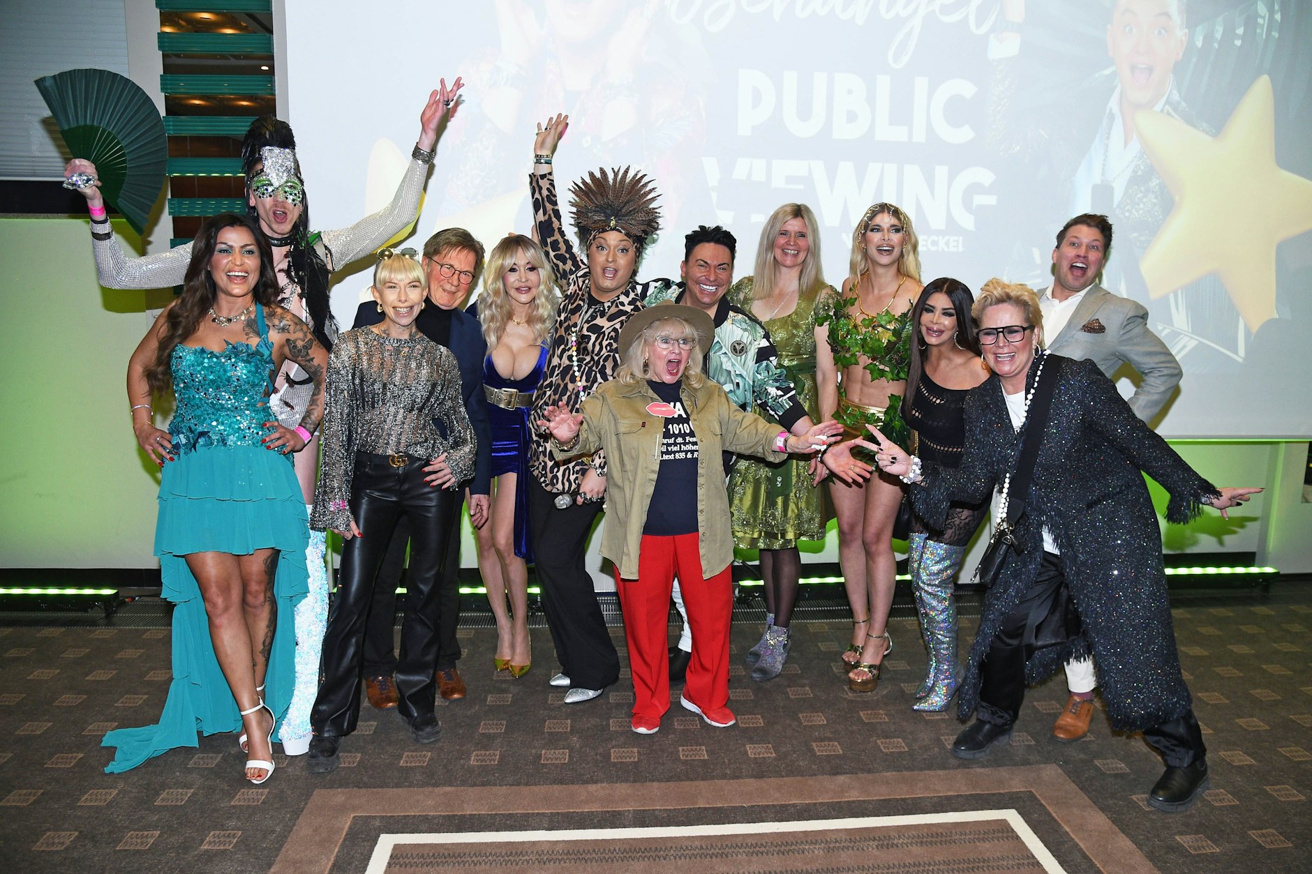 Julian F. M. Stoeckel mit seinen Dschungel-Stars beim Public Viewing.