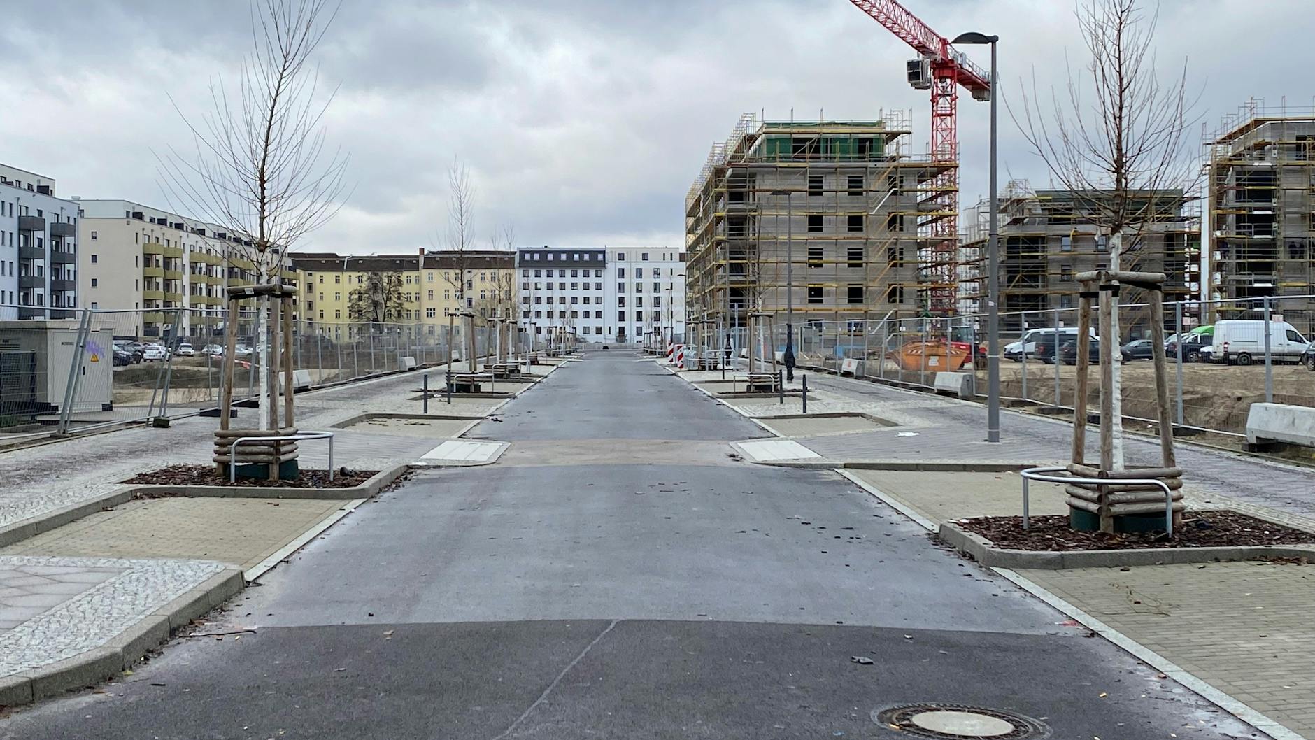 Die Helga-Hahnemann-Straße in Niederschöneweide ist noch gespenstisch leer. Rechts sind die Rohbauten der Häuser zu sehen, in denen die künftigen Bewohner 2025 einziehen sollen. Links die Neubauten in der Fließstraße, die schon bezogen wurden. 