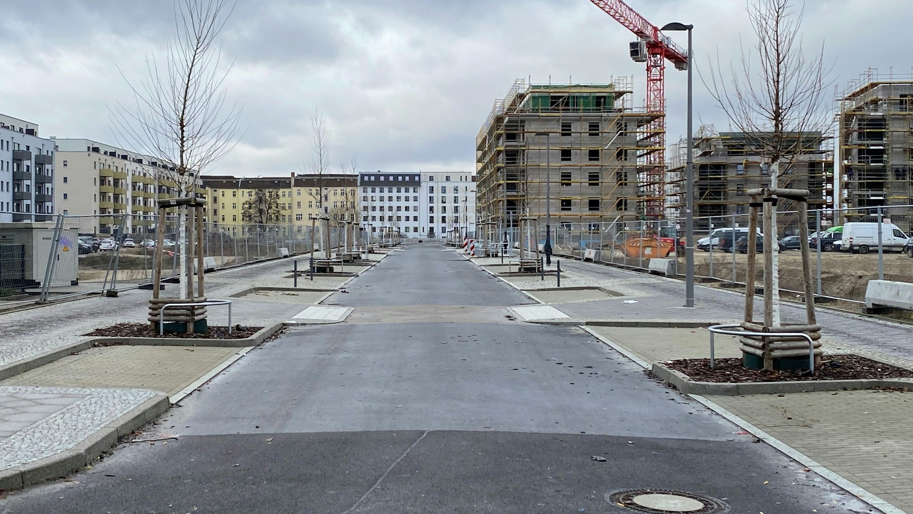 Die Helga-Hahnemann-Straße in Niederschöneweide ist noch gespenstisch leer. Rechts sind die Rohbauten der Häuser zu sehen, in denen die künftigen Bewohner 2025 einziehen sollen. Links die Neubauten in der Fließstraße, die schon bezogen wurden.&nbsp;