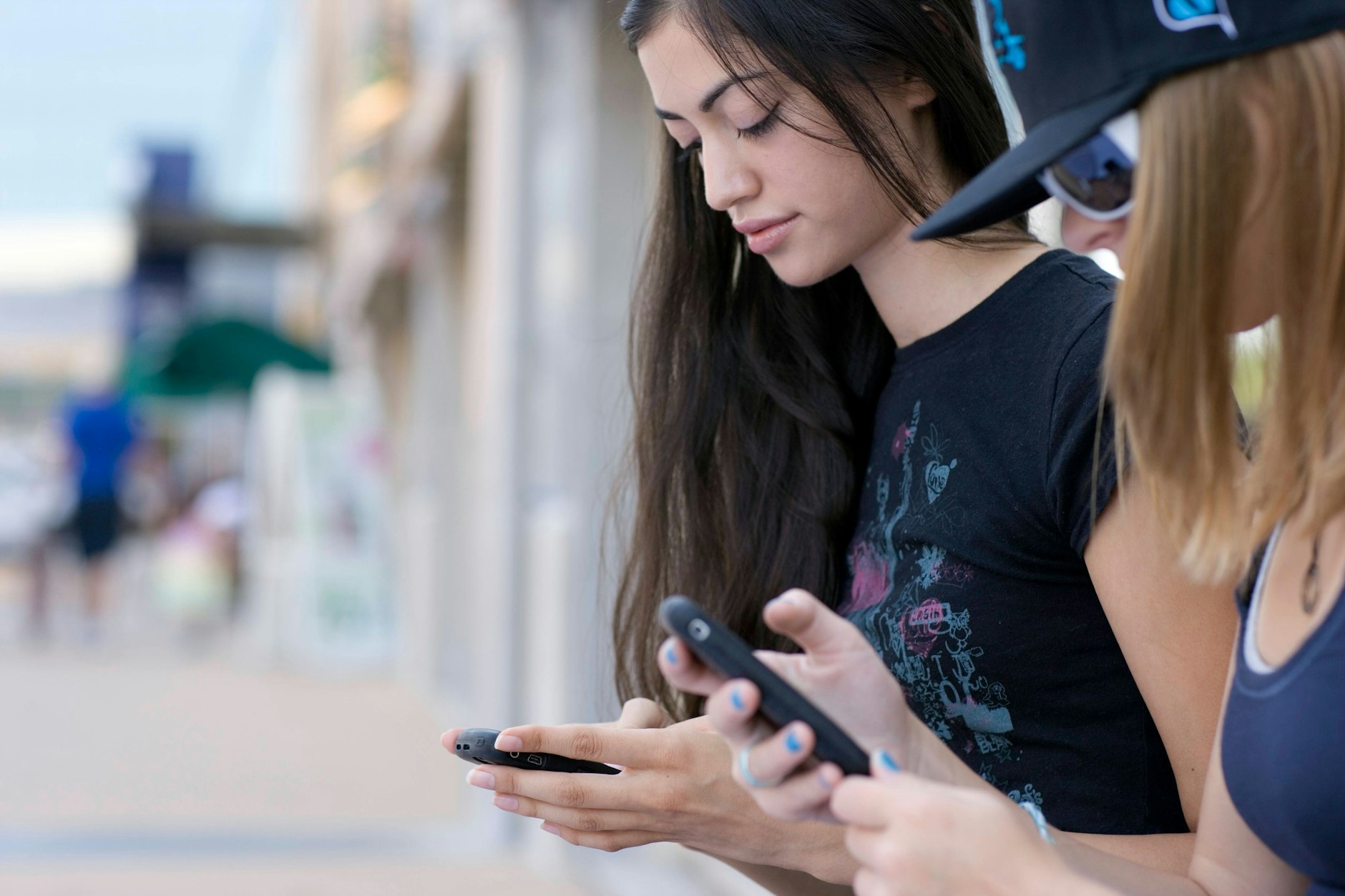 Teenager schreiben ihre Textnachrichten in ihrer ganz eigenen Sprache.