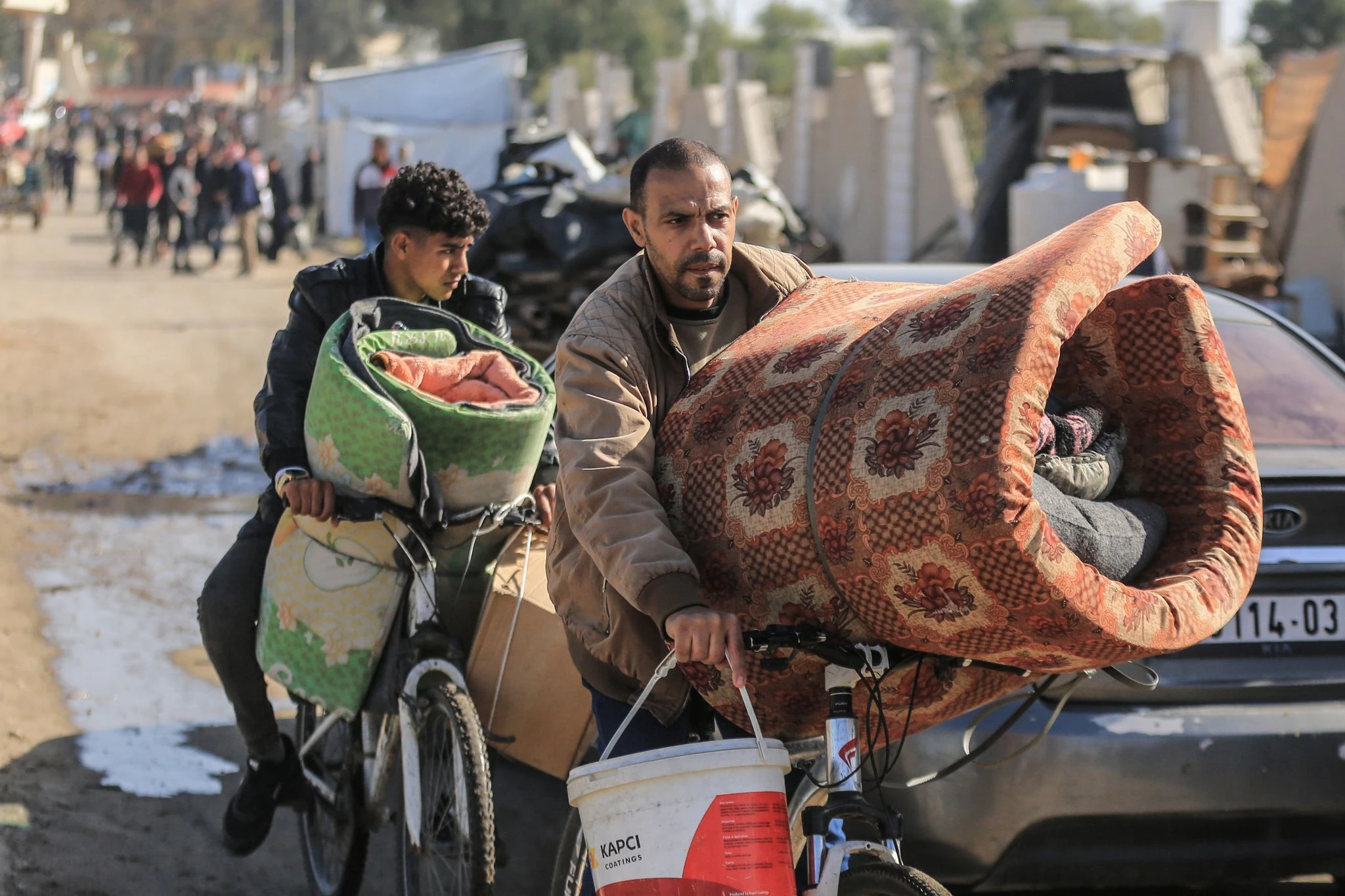 Flucht mit dem Fahrrad: Palästinensische Familien fliehen nach Rafah, während die israelischen Angriffe im Gazastreifen weiter anhalten.  