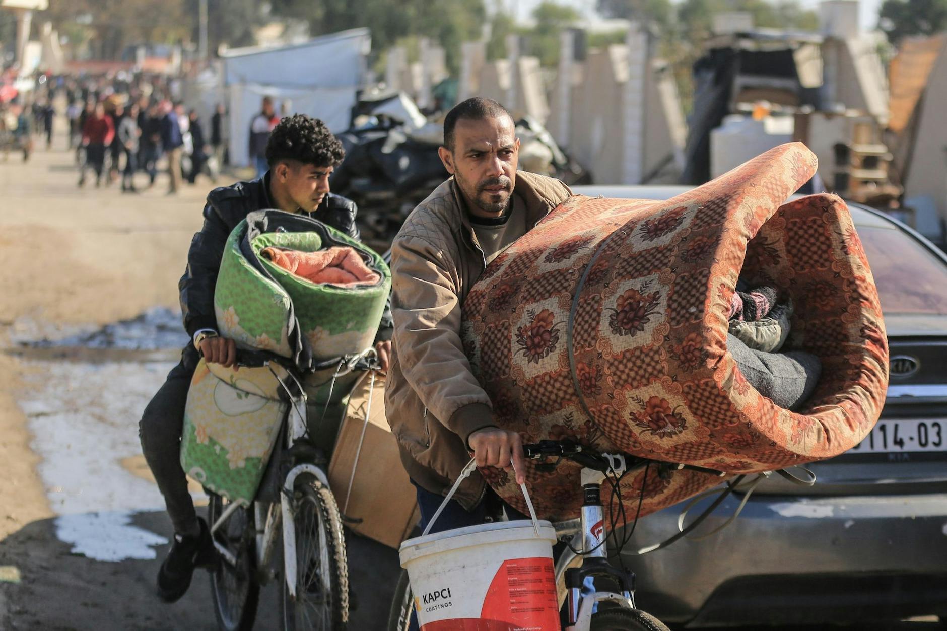 Flucht mit dem Fahrrad: Palästinensische Familien fliehen nach Rafah, während die israelischen Angriffe im Gazastreifen weiter anhalten.