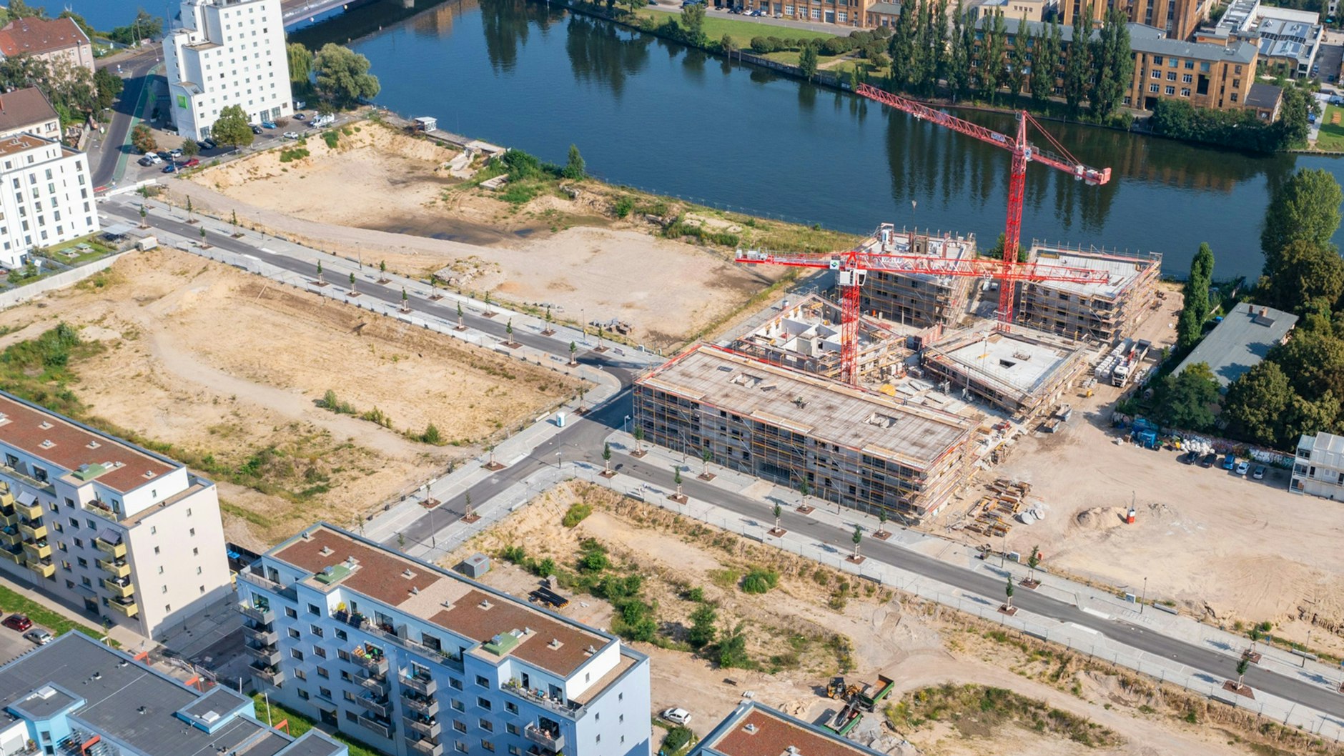 Das neue Wohnquartier mit der Helga-Hahnemann-Straße von oben: Es entsteht auf einer ehemaligen Industriebrache.