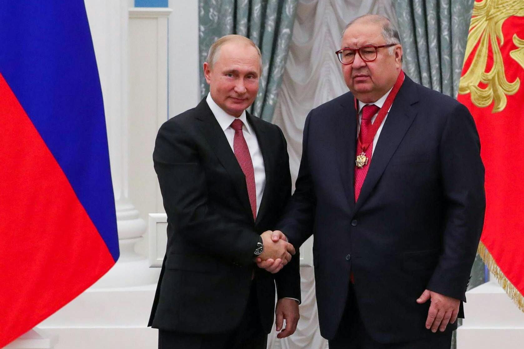 November 2018: Der Geschäftsmann und Präsident des Internationalen Fechtverbandes Alischer Usmanow erhält einen Verdienstorden von Russlands Präsident Wladimir Putin.