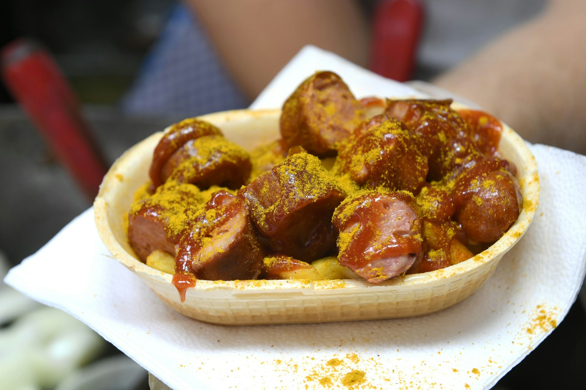 Corpus Delicti: Eine leckere Berliner Currywurst in einer essbaren Schale.
