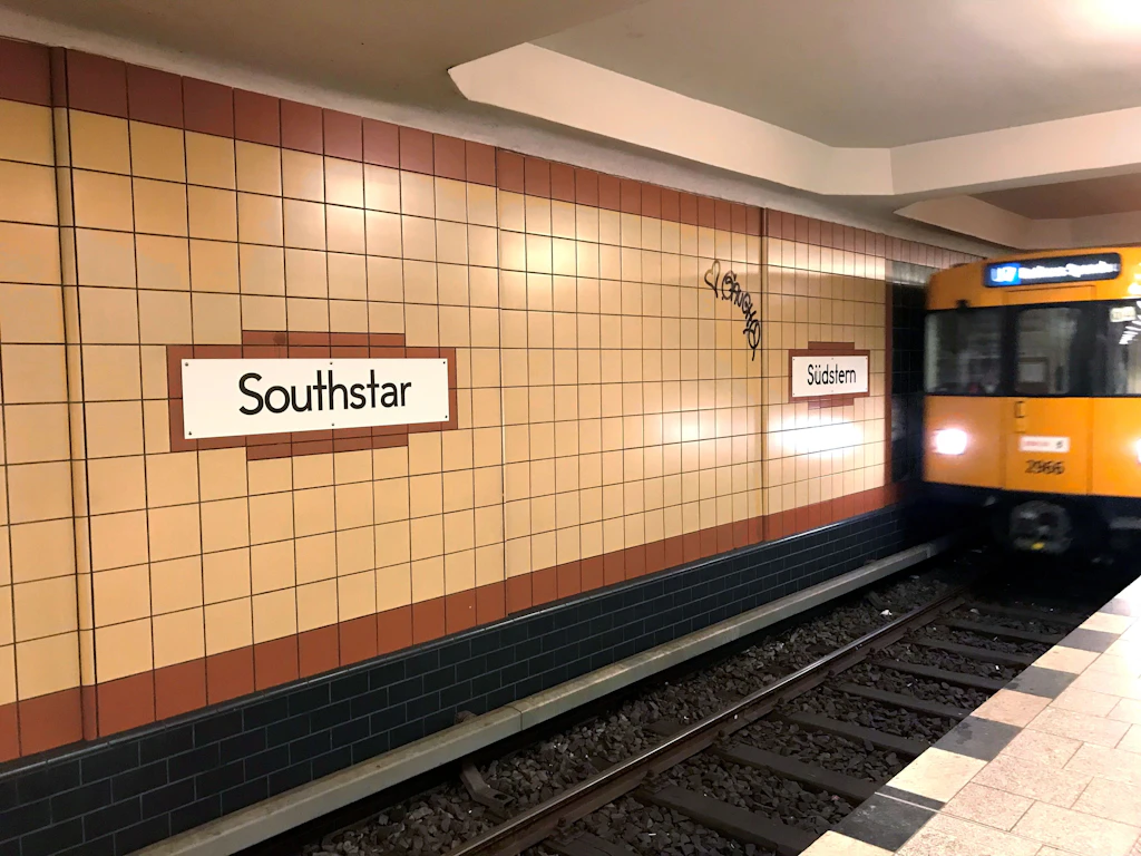 Kreuzberg metro istasyonu SüdHaberler'in adı artık Southstar mı?  Kalkan gizeme neden oluyor