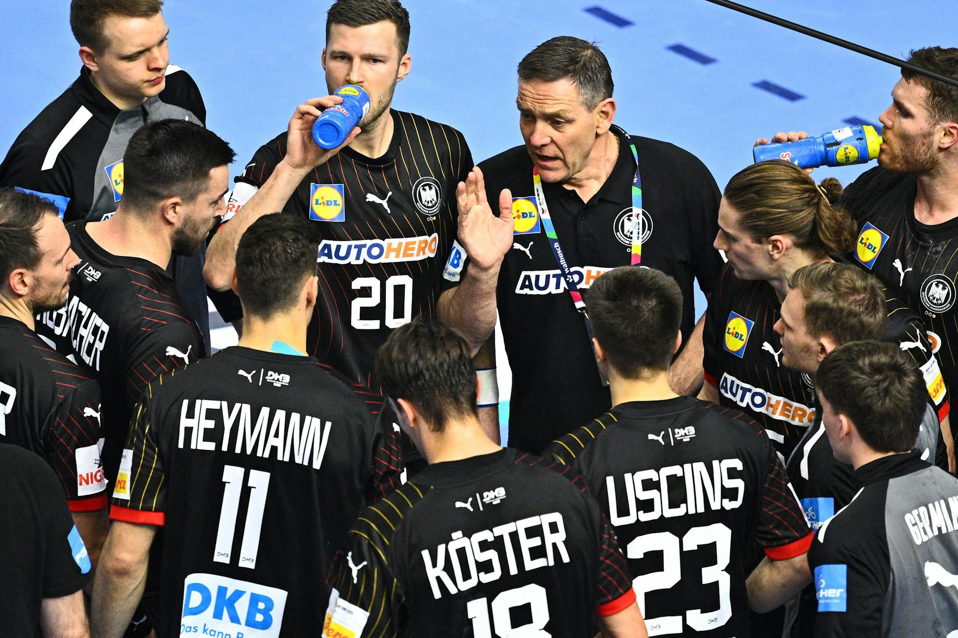 Beim Spiel gegen Kroatien in Köln: Bundestrainer Alfred Gislason (M/oben) spricht zu seinen Spielern.