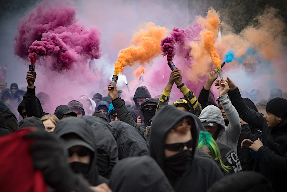 Vermummte linke Demonstranten ziehen durch Berlin.