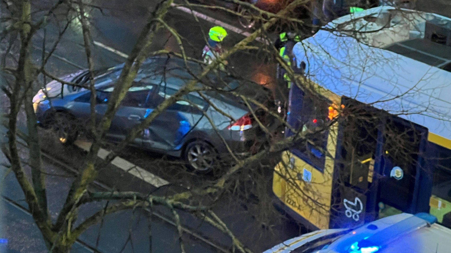 Eine Straßenbahn krachte in der Bahnhofstraße in Köpenick in ein Auto.