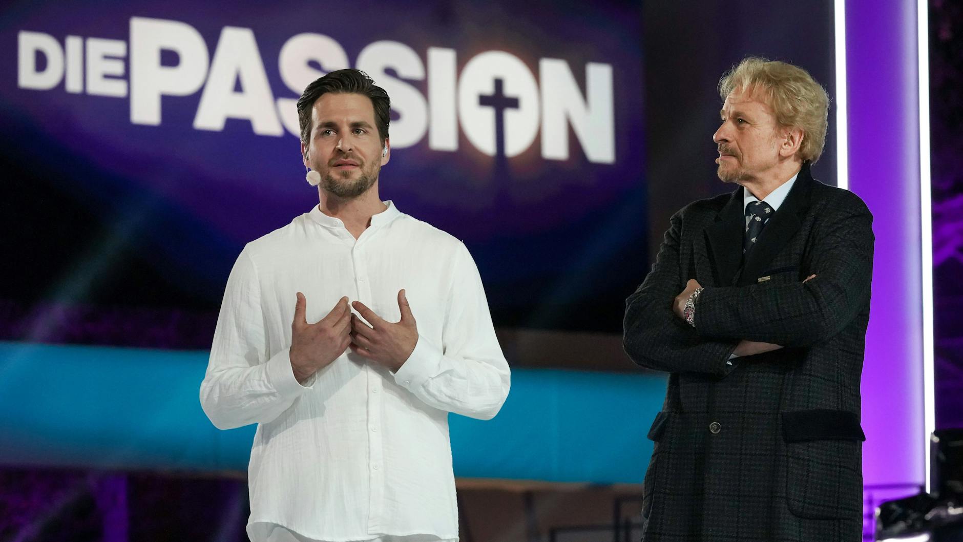 Alexander Klaws als Jesus und Erzähler Thomas Gottschalk bei „Die Passion“ im Jahr 2022.
