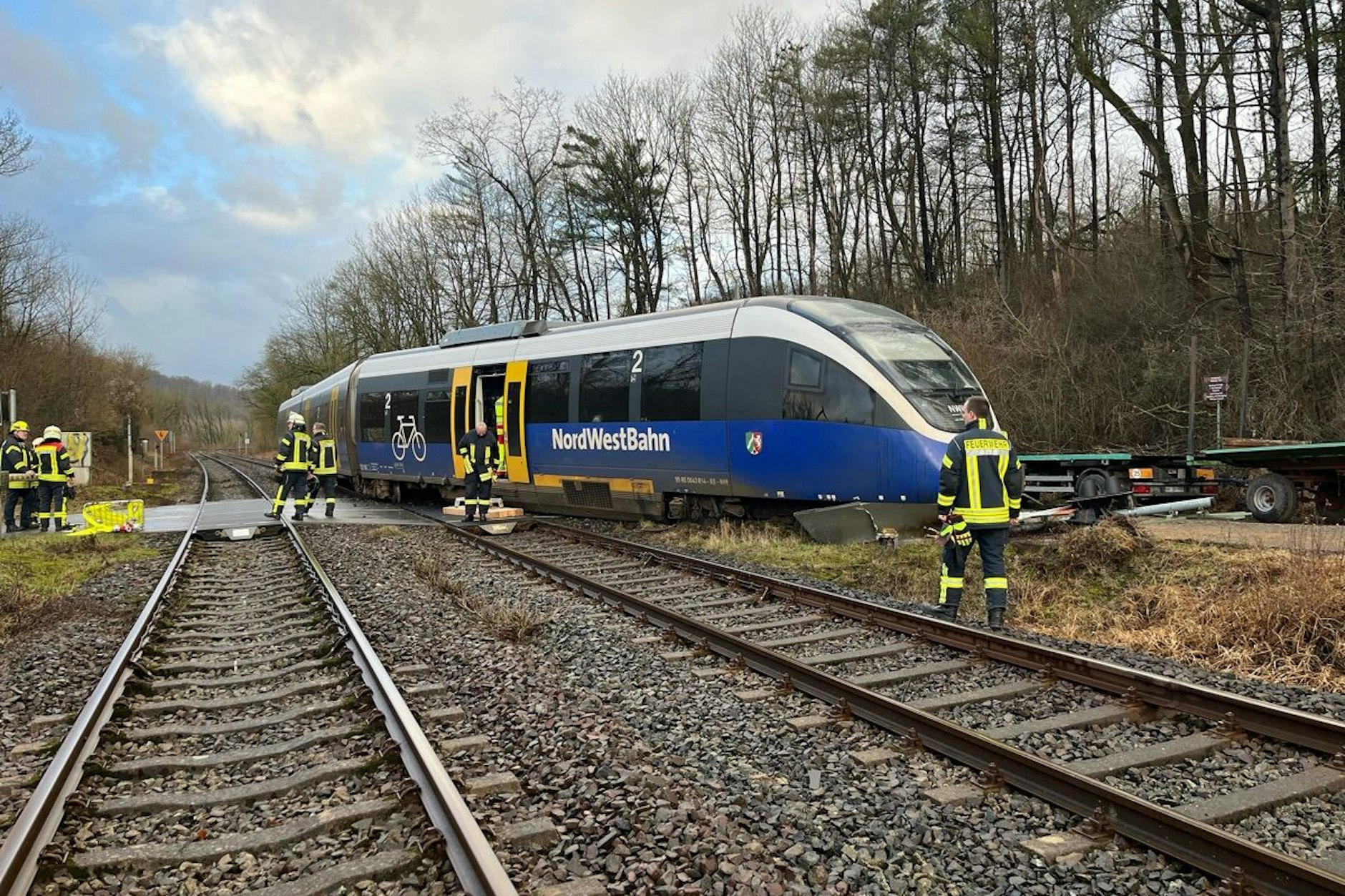 Bei Bad Driburg ist ein Regionalzug der Linie RB84 entgleist. Er sei vor einen umgestürzten Baum gefahren, so ein Polizeisprecher.