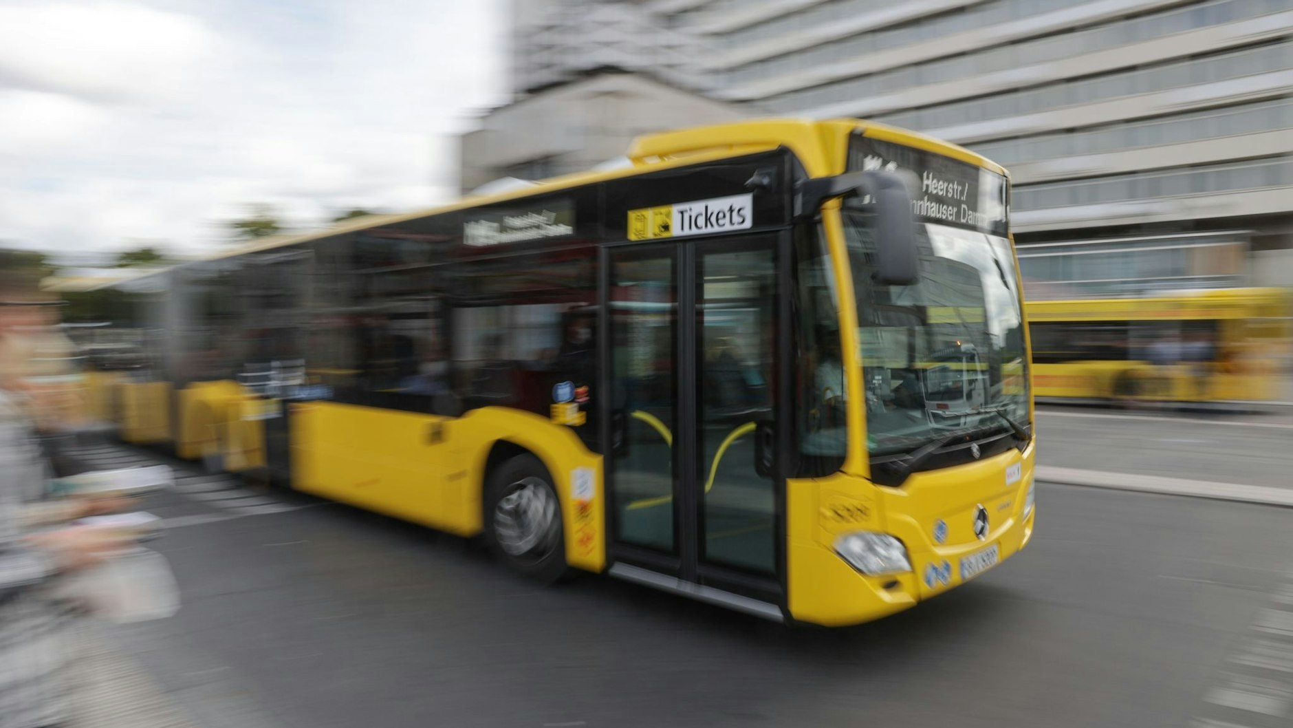 Der BVG mangelt es derzeit vor allem an Busfahrern.