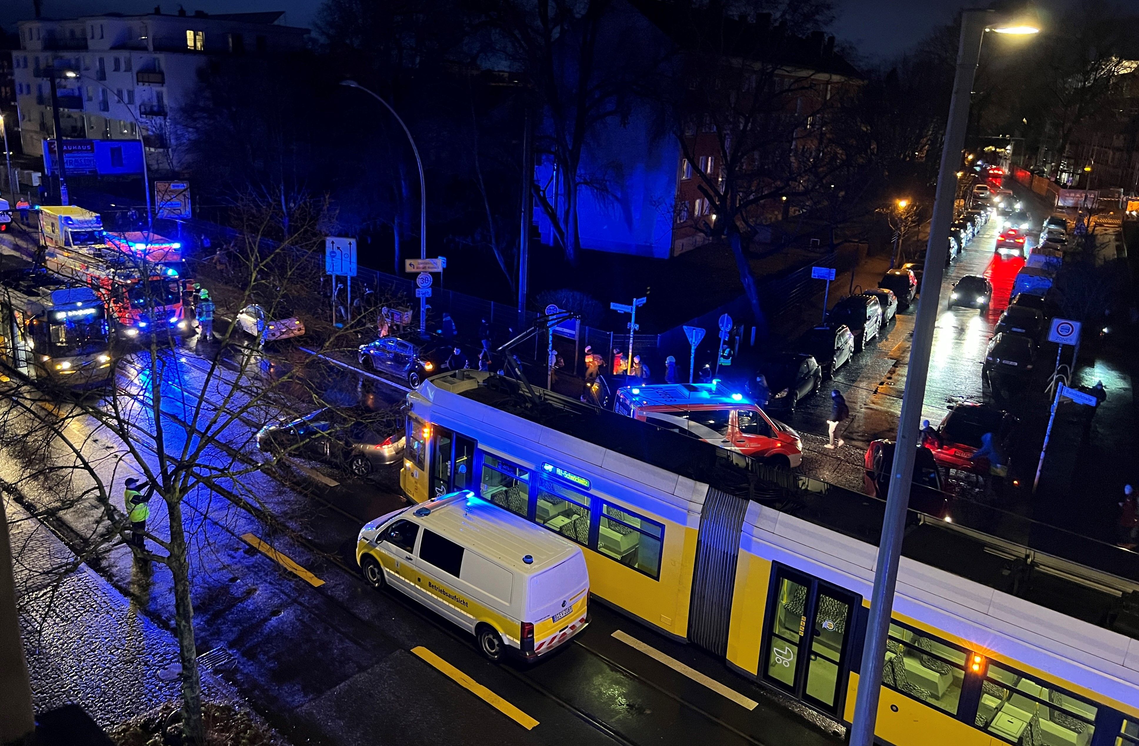 Horror-Crash in Köpenick: Tram kracht auf Bahnhofstraße in Auto