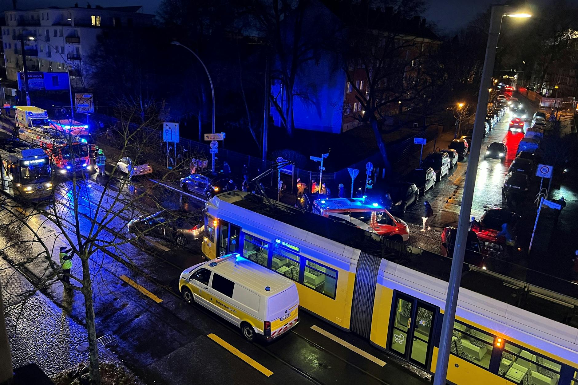 Zu einem schweren Unfall kam es am Mittwochmorgen auf der Bahnhofstraße in Köpenick.