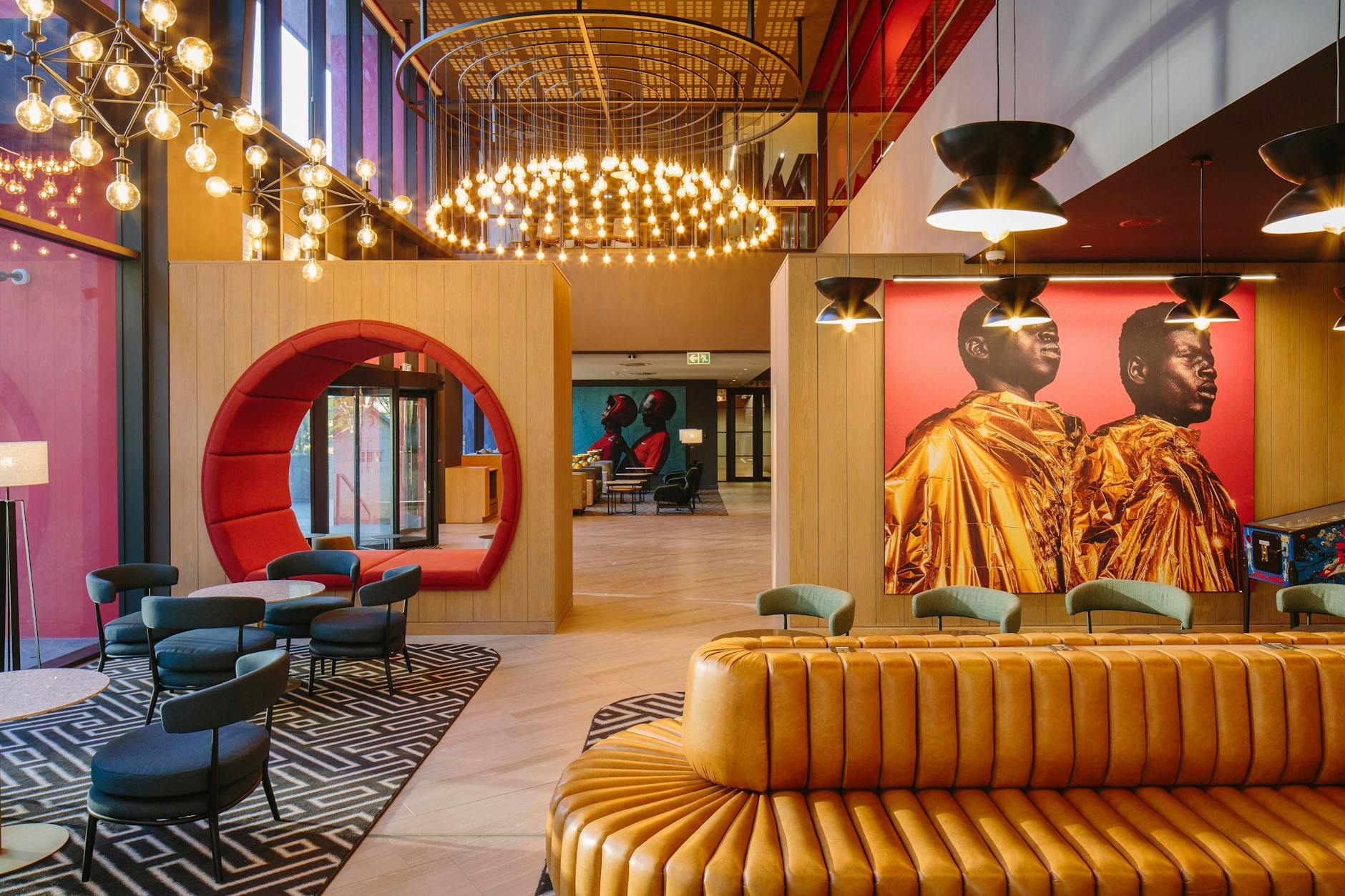 Starke Farben, grafische Silhouetten: In Kapstadt betreibt die Marke ein Hotel, das an Pop-Art erinnert.