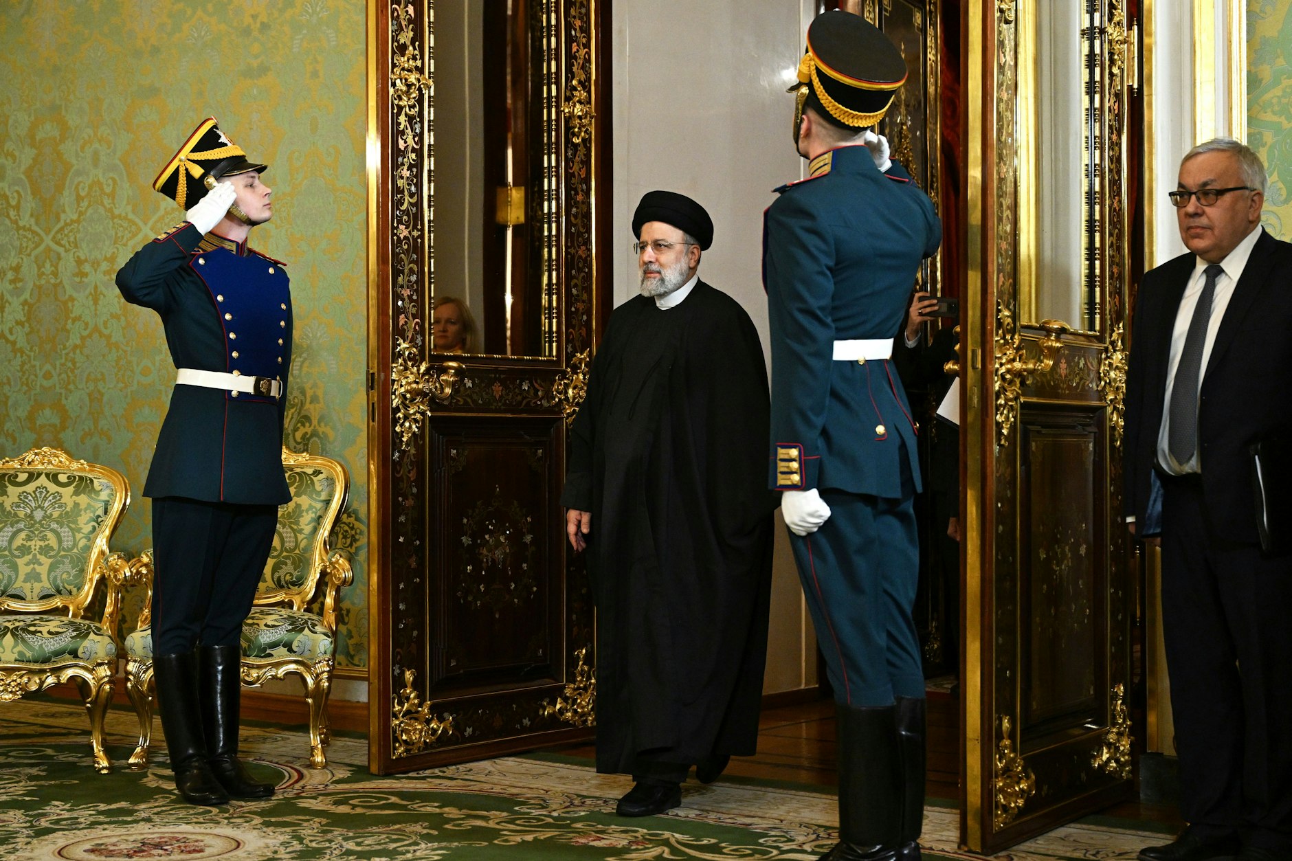 Der iranische Präsident Ebrahim Raisi kommt zum Treffen mit dem russischen Präsidenten Wladimir Putin im Kreml in Moskau.
