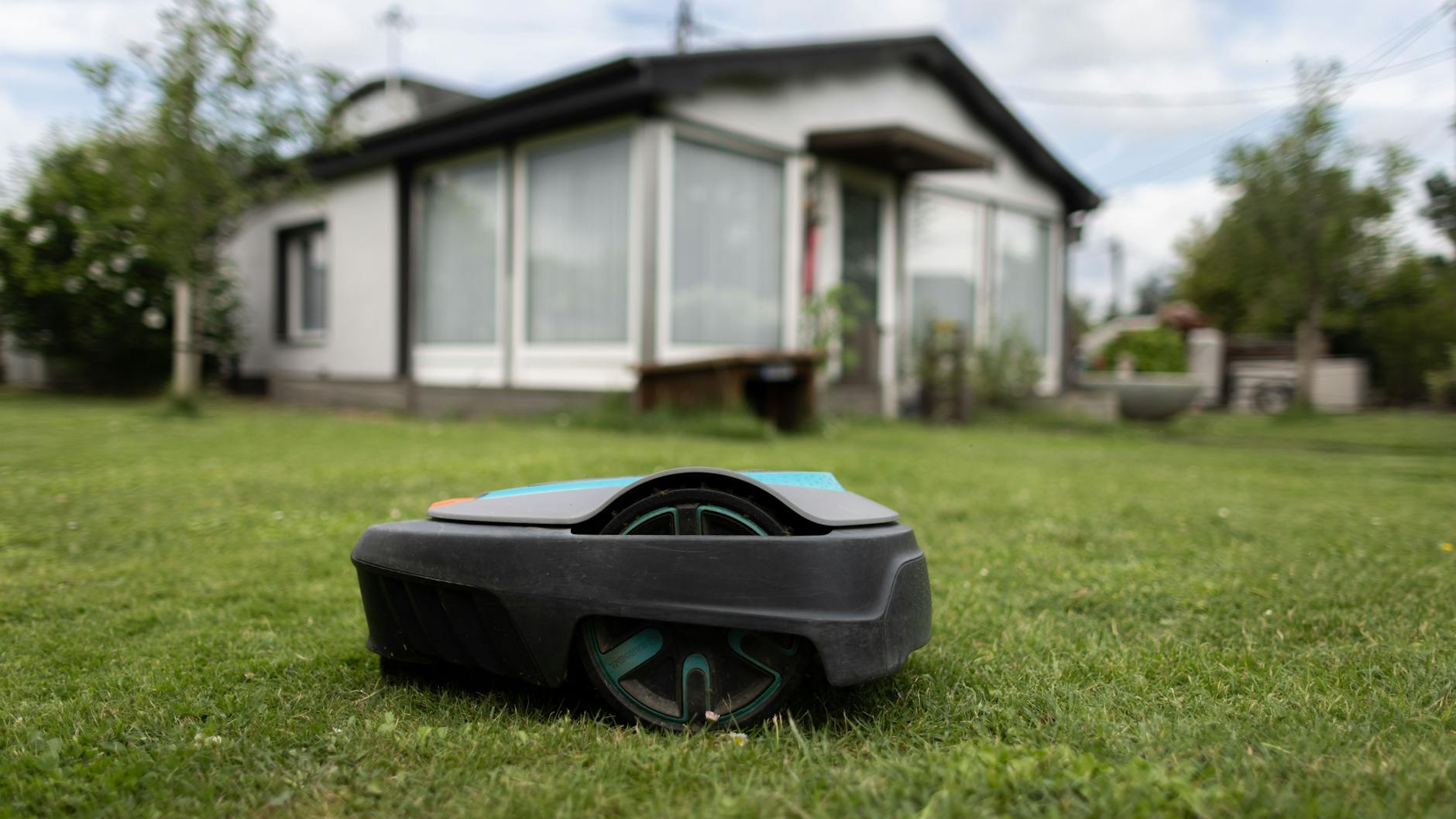 Mähroboter werden immer beliebter, sie kümmern sich automatisch um den heimischen Rasen. Jedoch sind sie nicht intelligent genug, um beispielsweise Igeln auszuweichen.