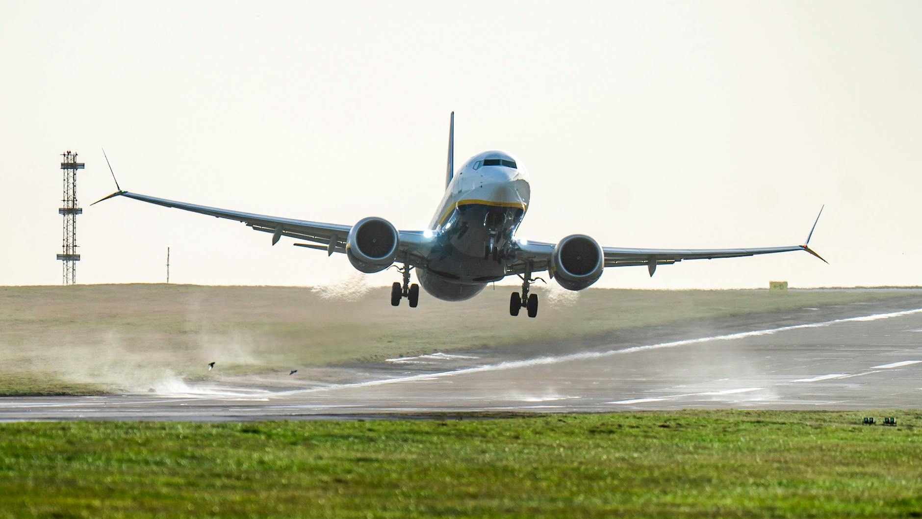 Start im Sturm: Ryanair-Flug FR2492 hebt bei starkem Wind vom Flughafen Leeds Bradford ab.