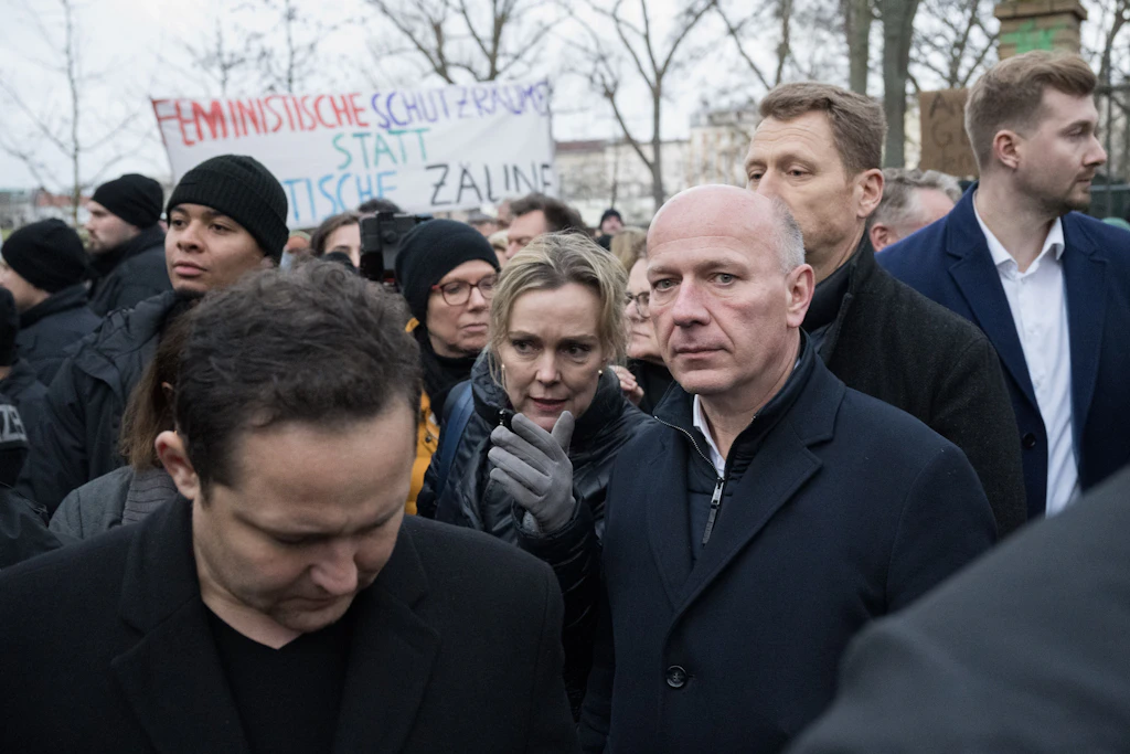 Kai Wegner besucht Görli: Kreuzberger demonstrieren gegen Zaun