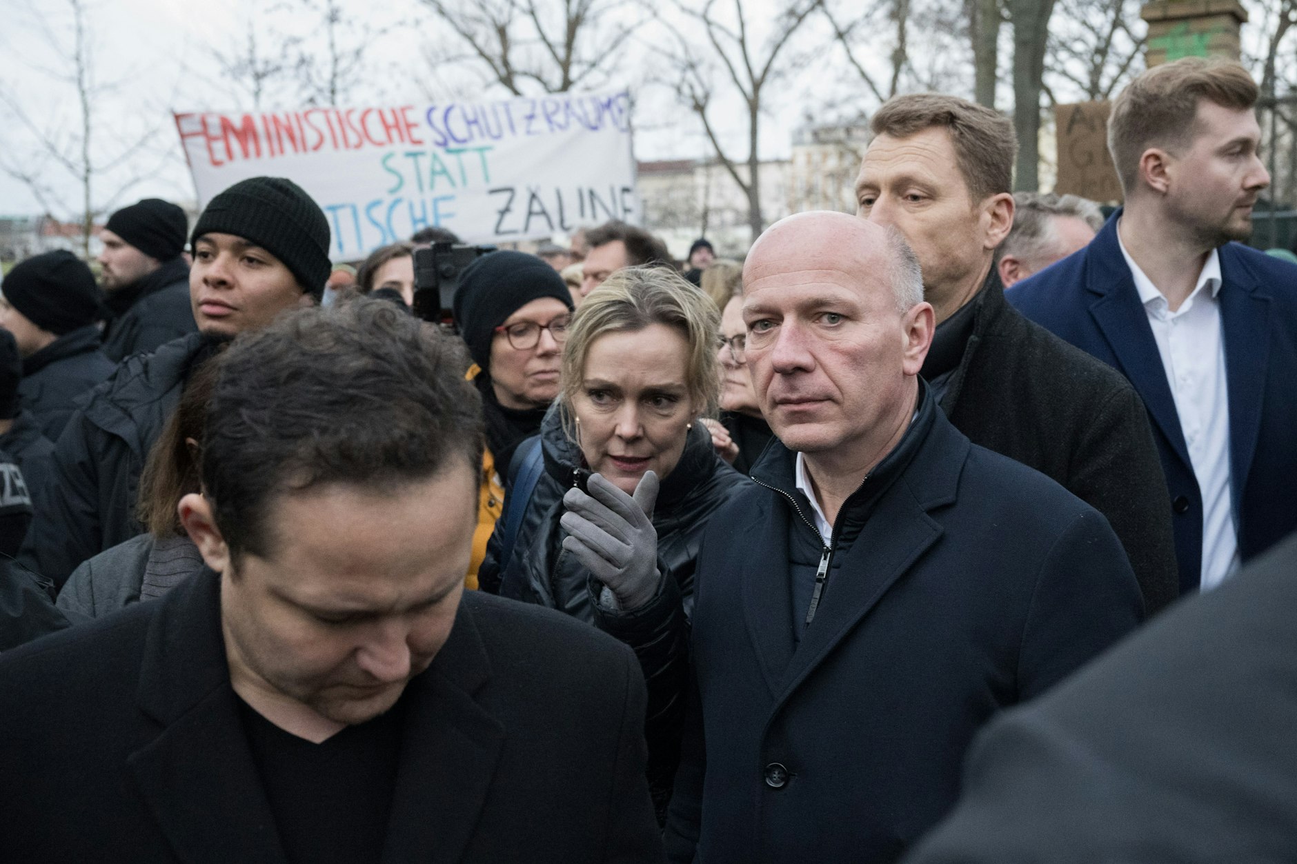 Kai Wegner (M.r.), Regierender Bürgermeister von Berlin, und Manja Schreiner (M.l.), Berliner Senatorin für Mobilität, Verkehr, Klimaschutz und Umwelt, haben begleitet von Demonstranten einen Rundgang durch den Görlitzer Park gemacht.