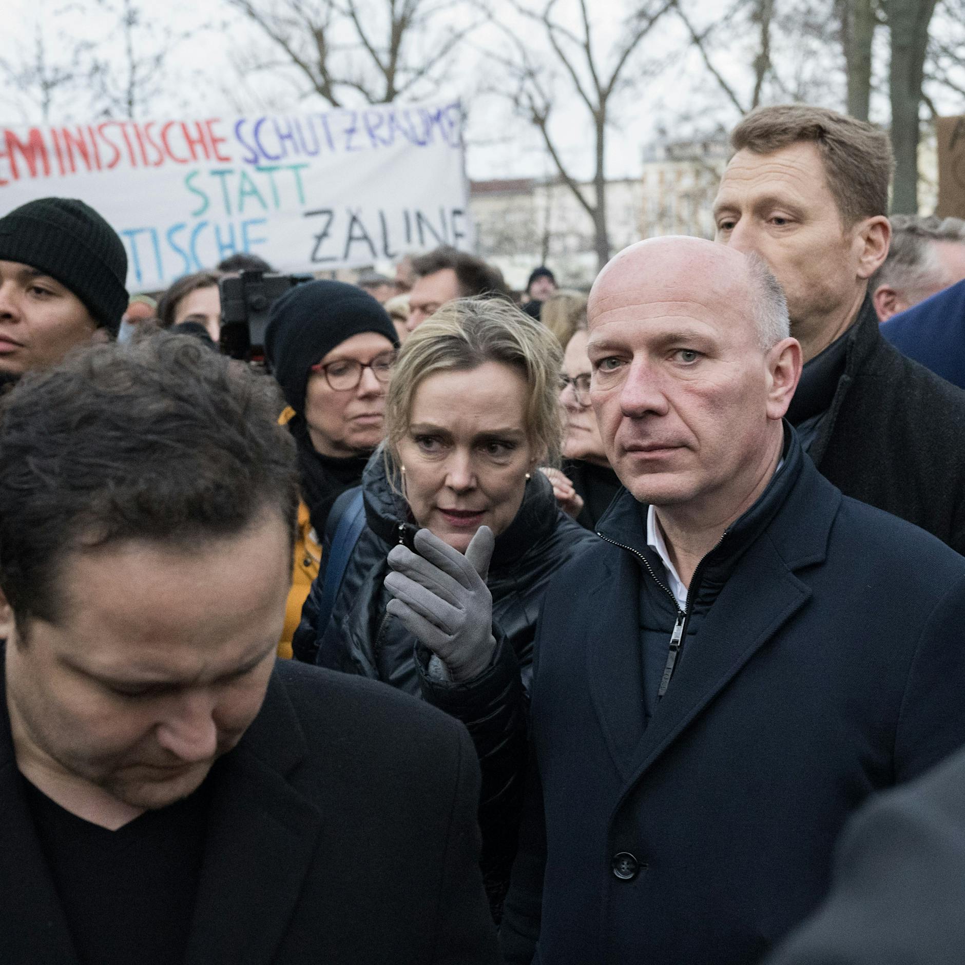 Kai Wegner besucht Görli: Kreuzberger demonstrieren gegen Zaun