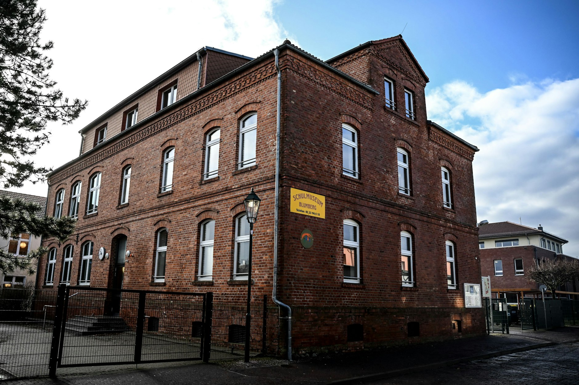 An der Grund- und Oberschule Ahrensfelde-Blumberg hatten Schüler Vergiftungsanzeichen gezeigt. Der Grund für die Vergiftungsanzeichen sei noch nicht abschließend geklärt, vorläufigen Angaben nach könnte ein Faulgasaustritt wegen des Starkregens ursächlich sein.