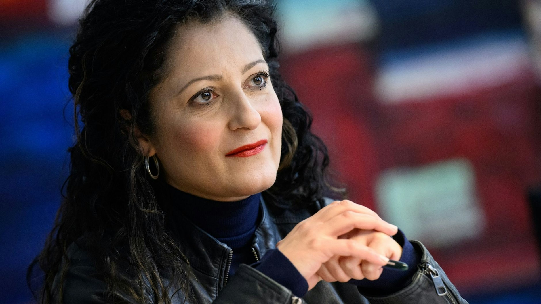 Cansel Kiziltepe (SPD), Berliner Senatorin für&nbsp;Arbeit, Soziales, Gleichstellung, Integration, Vielfalt und Antidiskriminierung, freut sich über die kostenlosen Fahrscheine für Ehrenamtliche in Berlin.