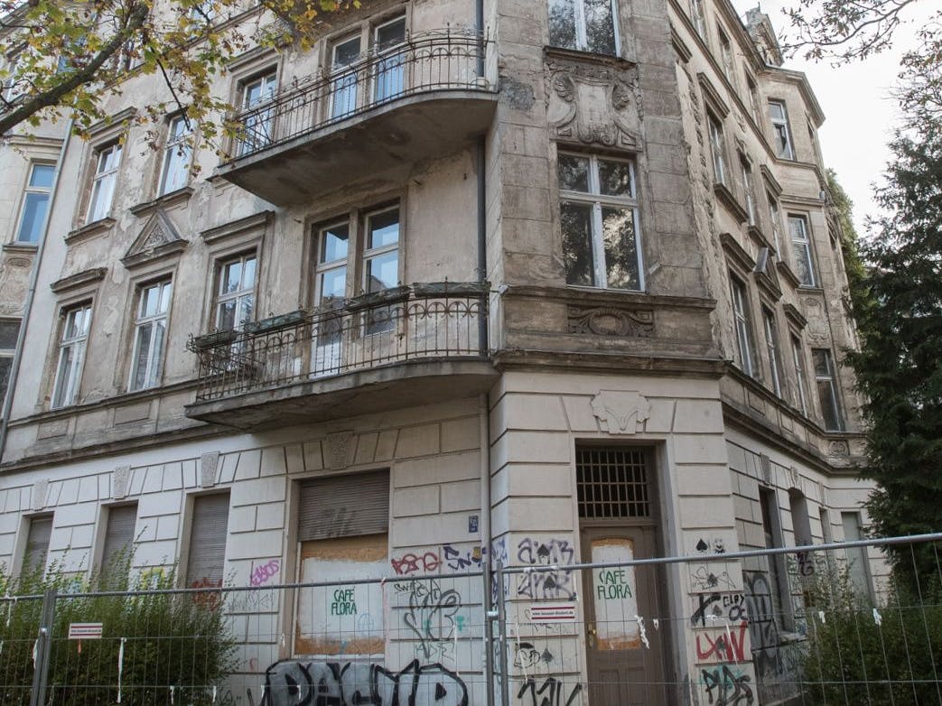 Verfällt seit Jahren und steht leer: Wohnhaus an der Odenwaldstraße, Ecke Stubenrauchstraße im Bezirk Tempelhof-Schöneberg