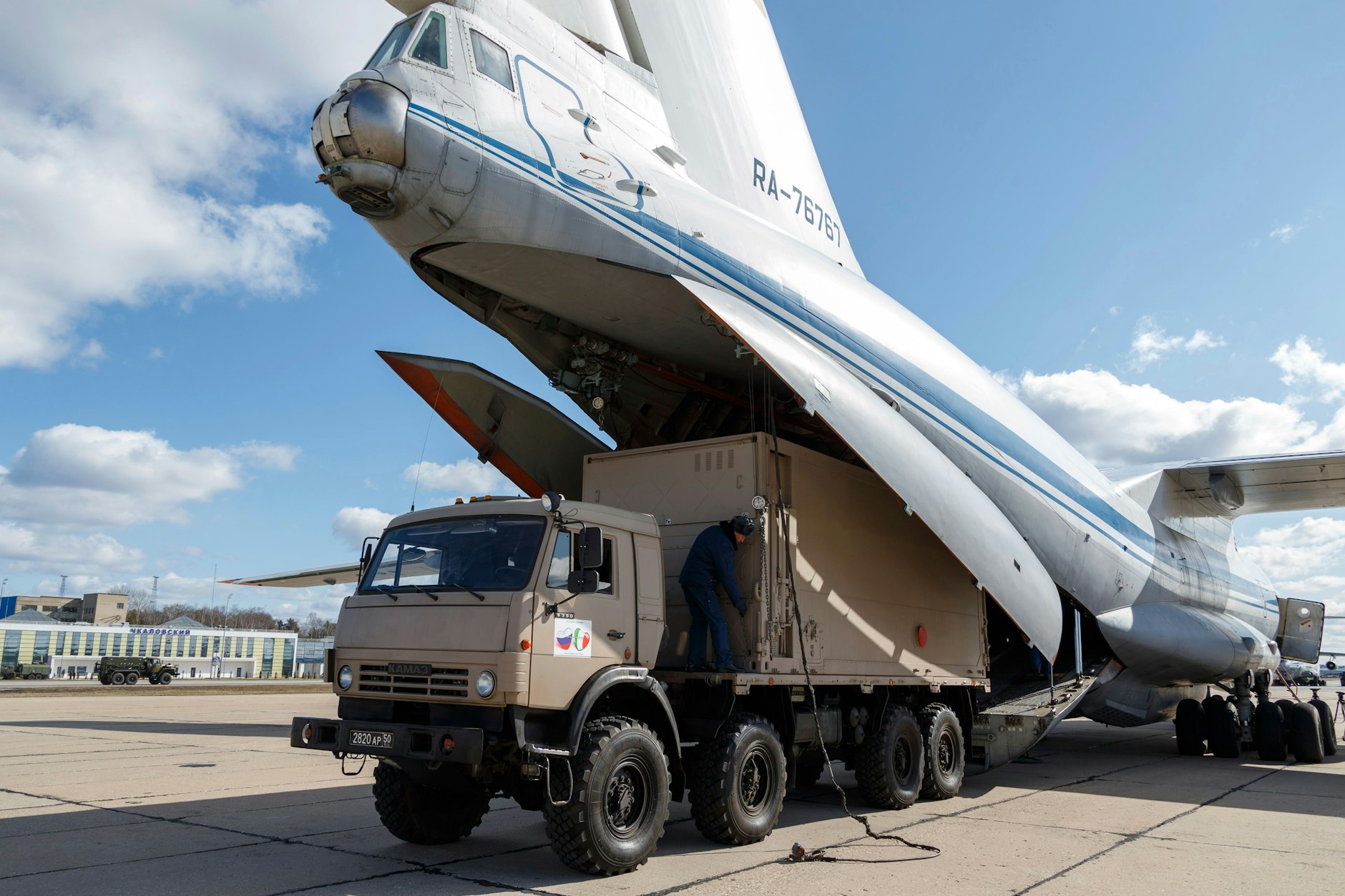 Ein Militärlastwagen wird auf dem Flughafen Tschkalowski außerhalb von Moskau in eine Iljuschin Il-76 geladen.