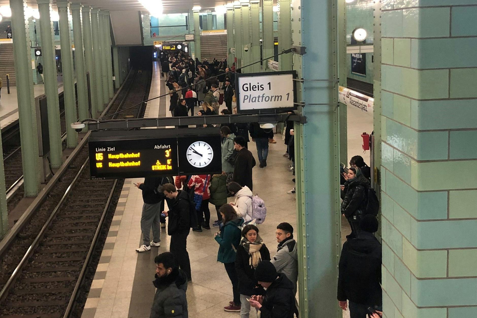 Volle U-Bahnhöfe am Alexanderplatz während der GDL-Streiks in Berlin
