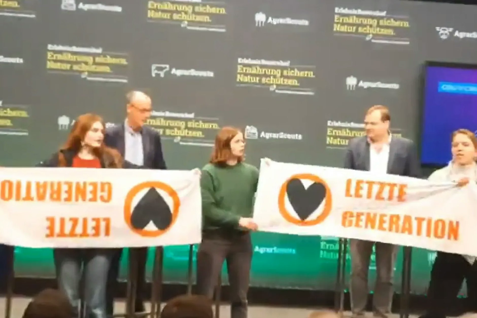 Aktivisten der „Letzten Generation“ stürmten eine Bühne bei der Grünen Woche in Berlin.