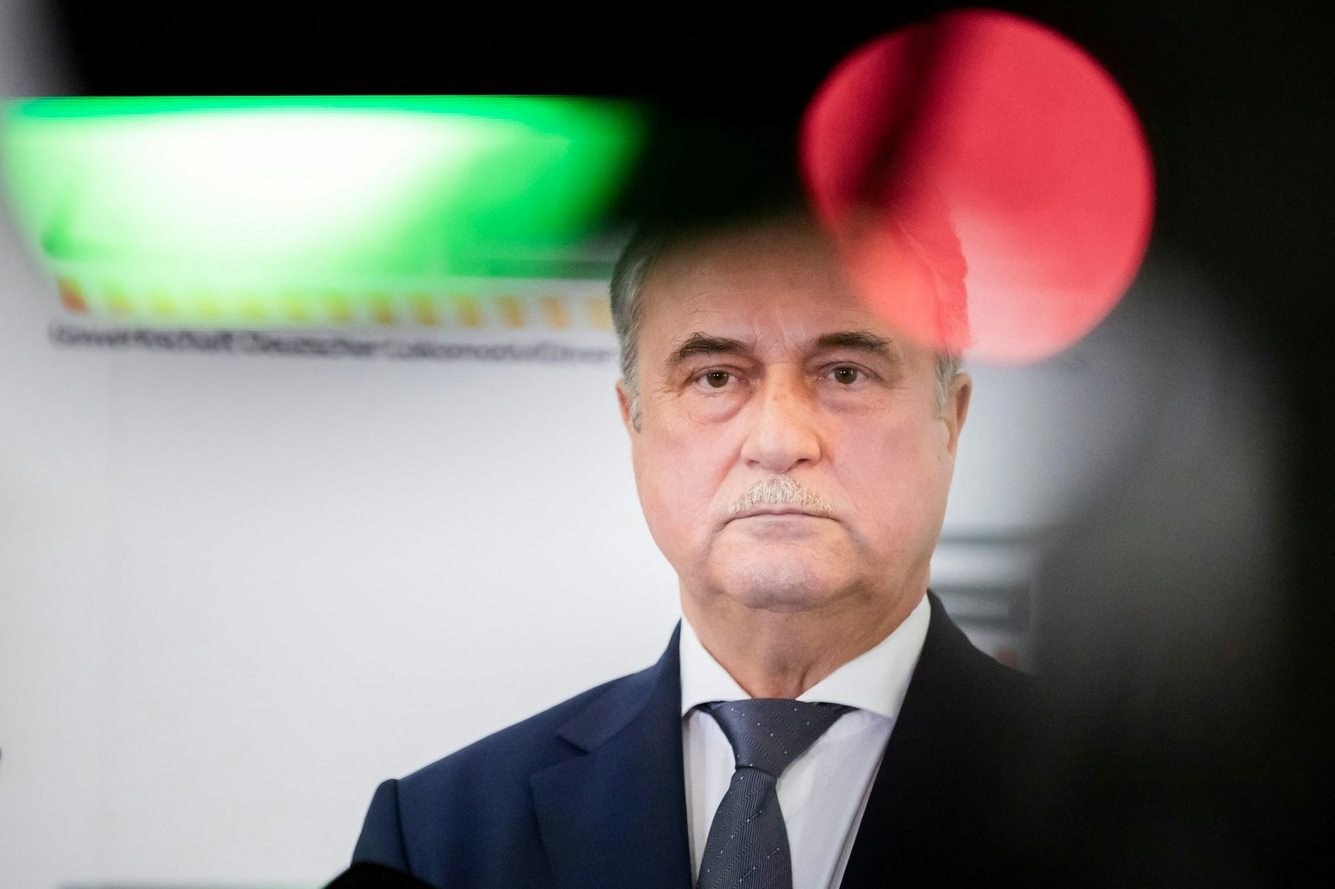 Die Zeichen stehen auf Rot:&nbsp;Der GDL-Vorsitzende Claus Weselsky in Berlin.