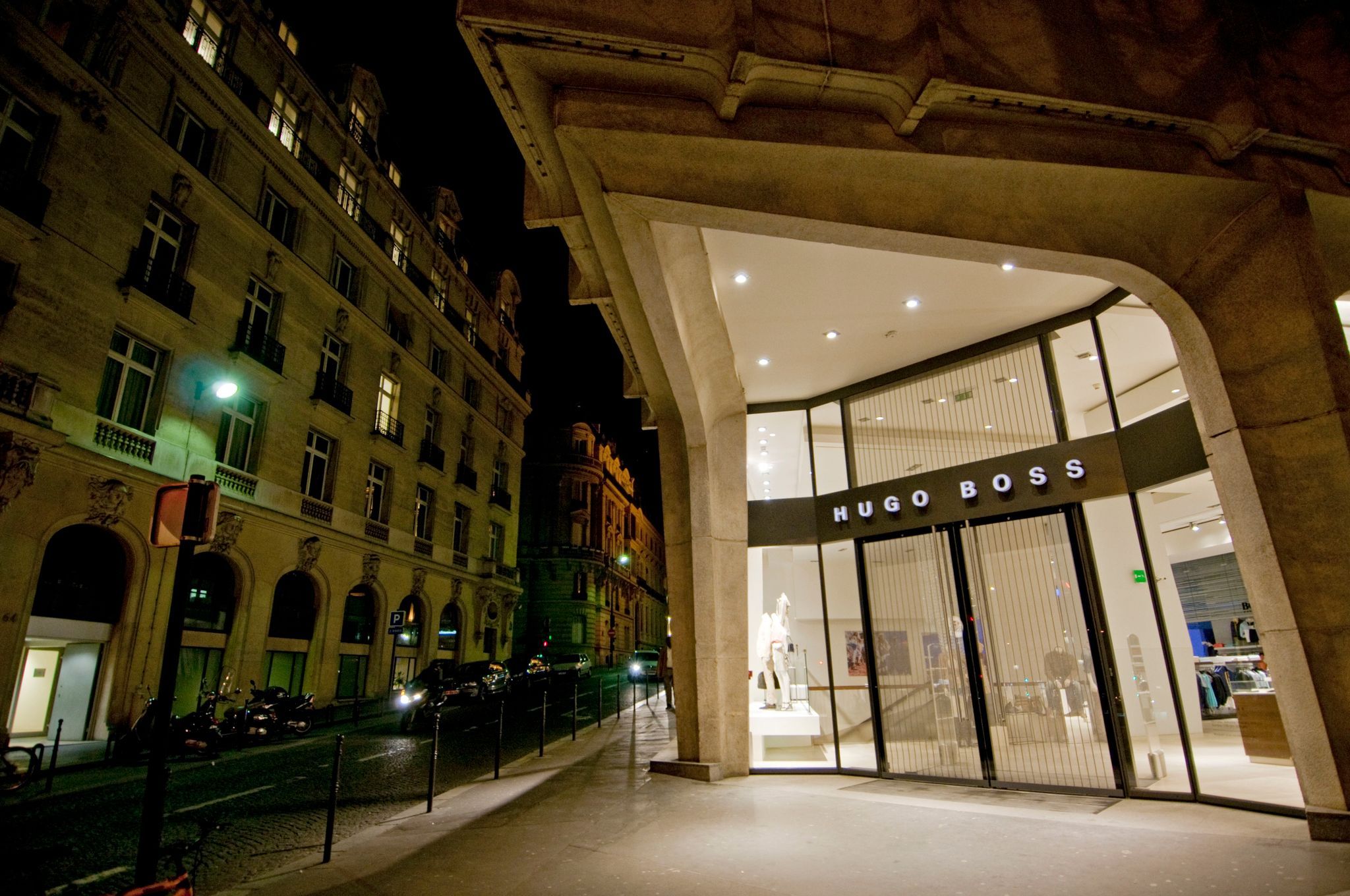 Image - Luxusläden drängen sich vor Olympia auf Champs-Élysées