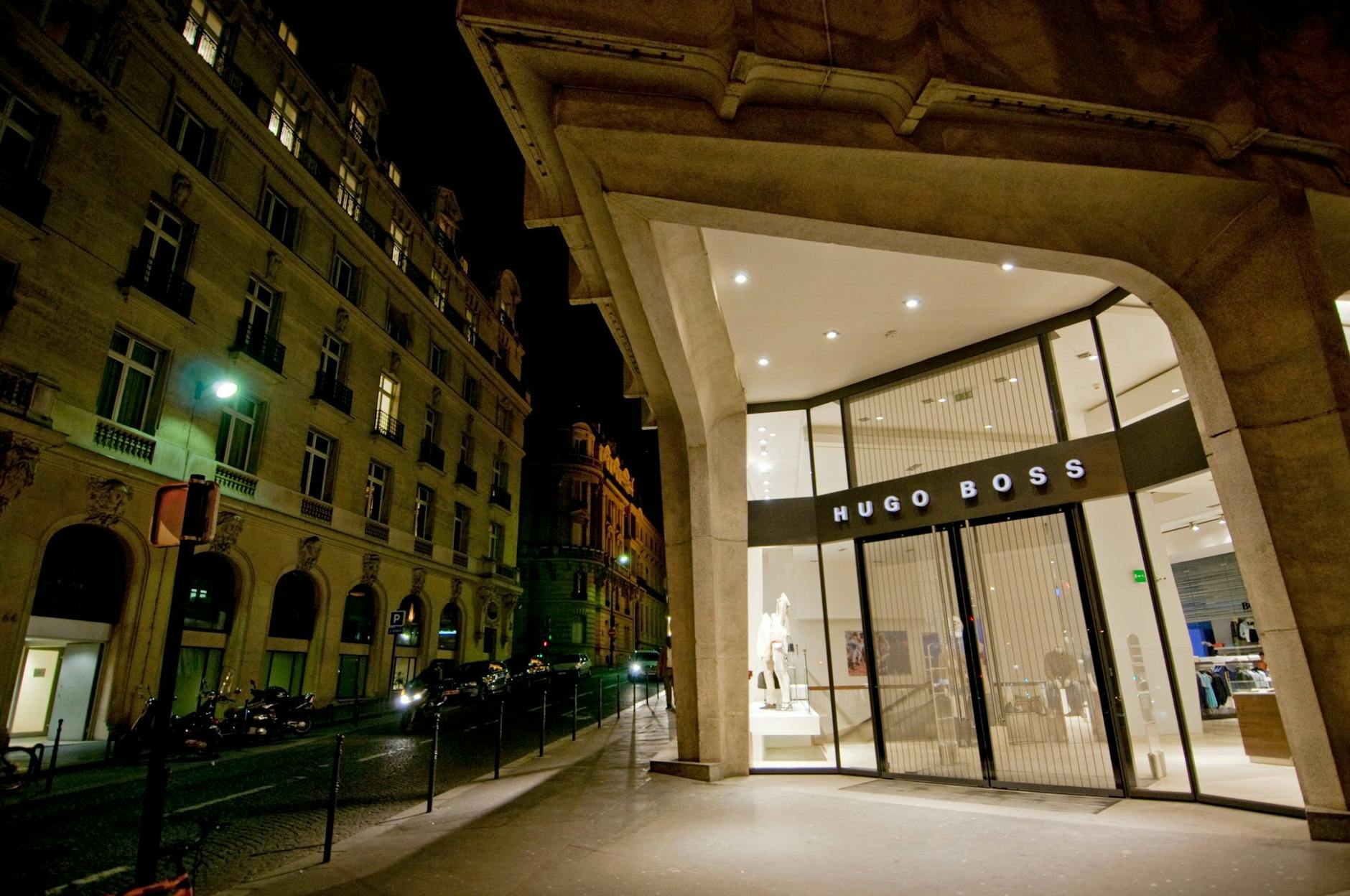 Schlendern, bummeln, einkaufen: Monatlich kommen mehr als eine Million Besucher in die Champs-Élysées in Paris.