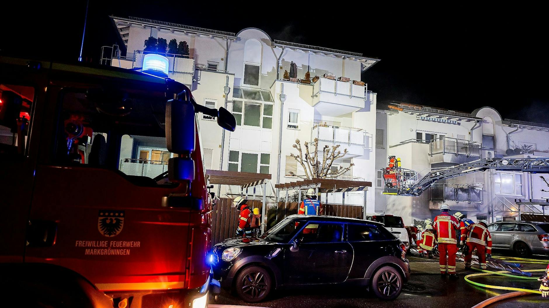 Feuerwehr und Sanitäter sind bei einem Brand in Markgröningen im Einsatz.