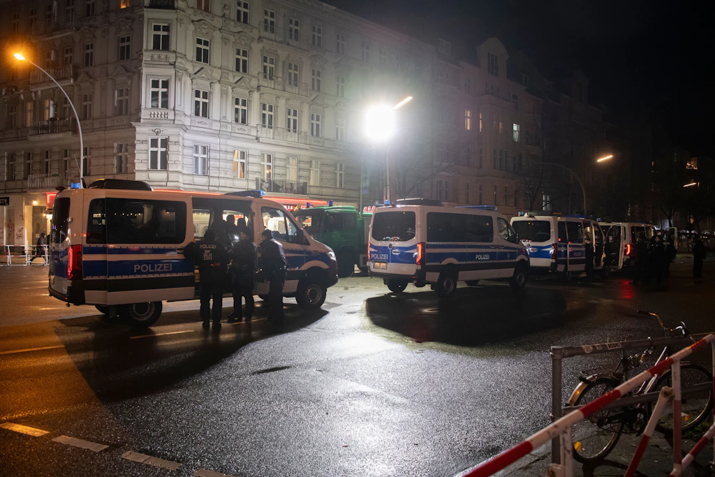 Angriff auf Polizisten an Silvester in Berlin: 23-Jähriger angeklagt